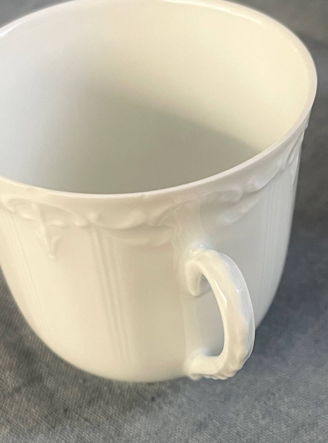 Prestigious 62-piece dinnerware set in vintage 70's Limoges white porcelain by Raynaud