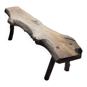 banc en bois brutaliste
