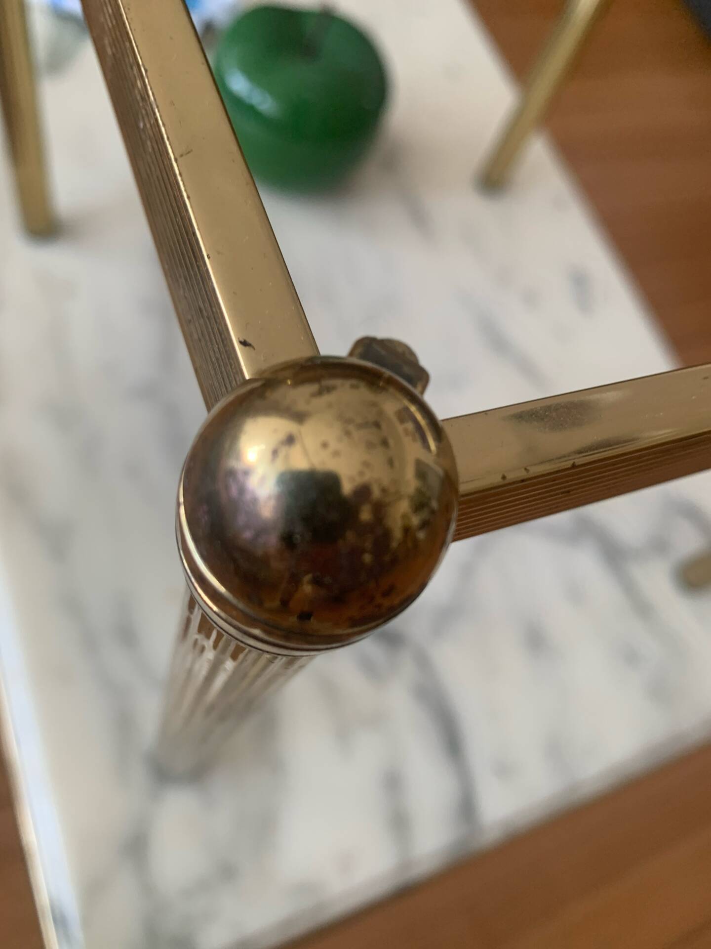 Authentique Table d'Appoint Hollywood Regency — Laiton Patiné et Verre