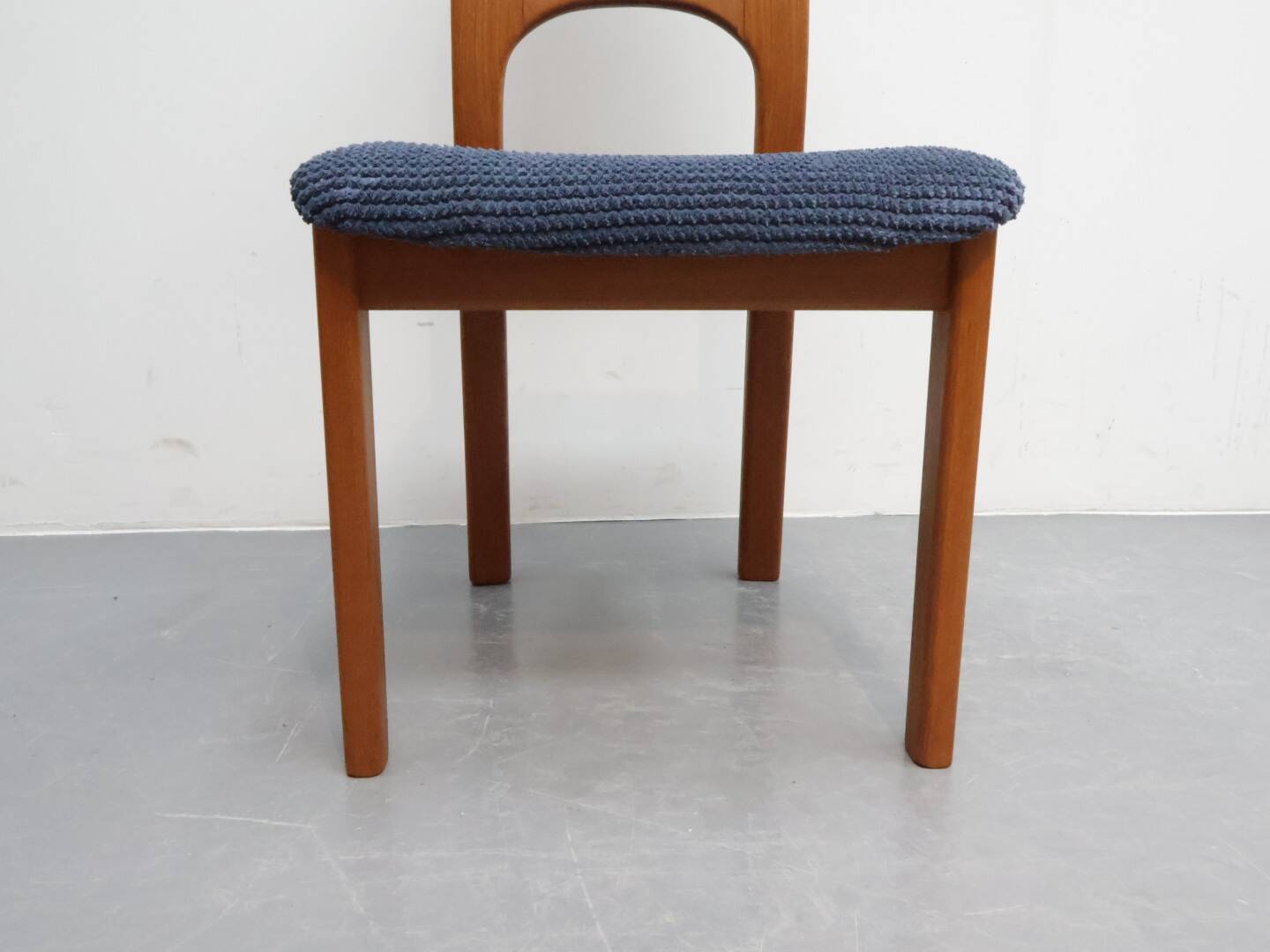 Vintage eetkamerstoelen Holstebro Denmark Teakhout nieuwe stoffering blauw