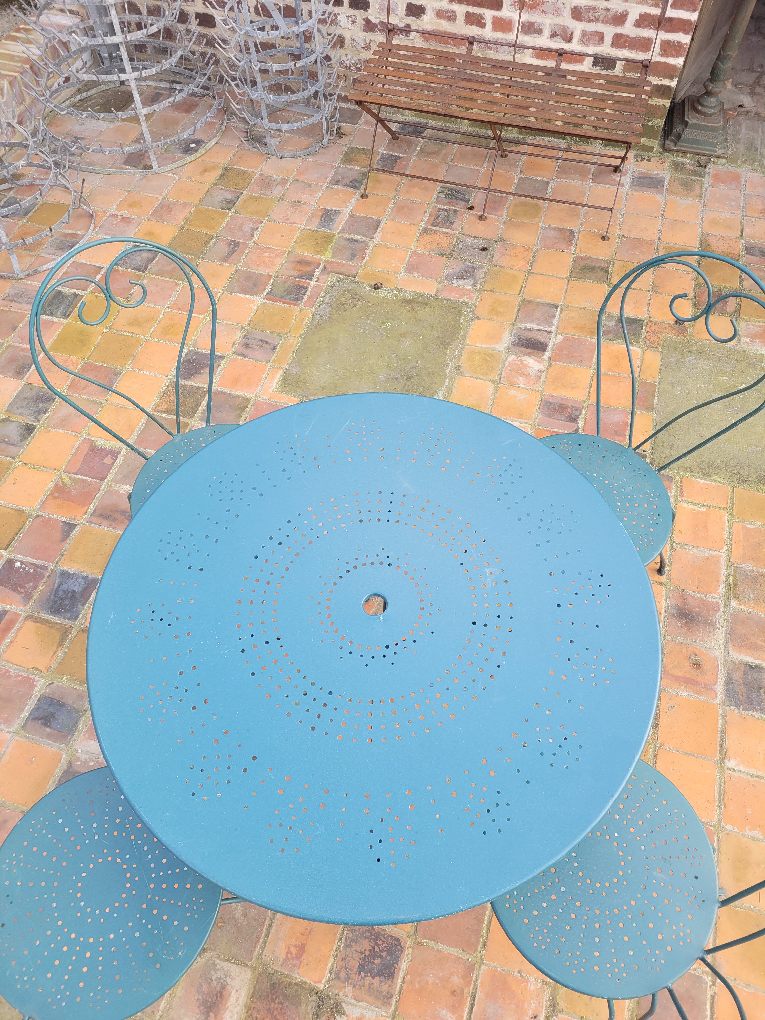 Salon de jardin en fer forgé, table & 4 chaises