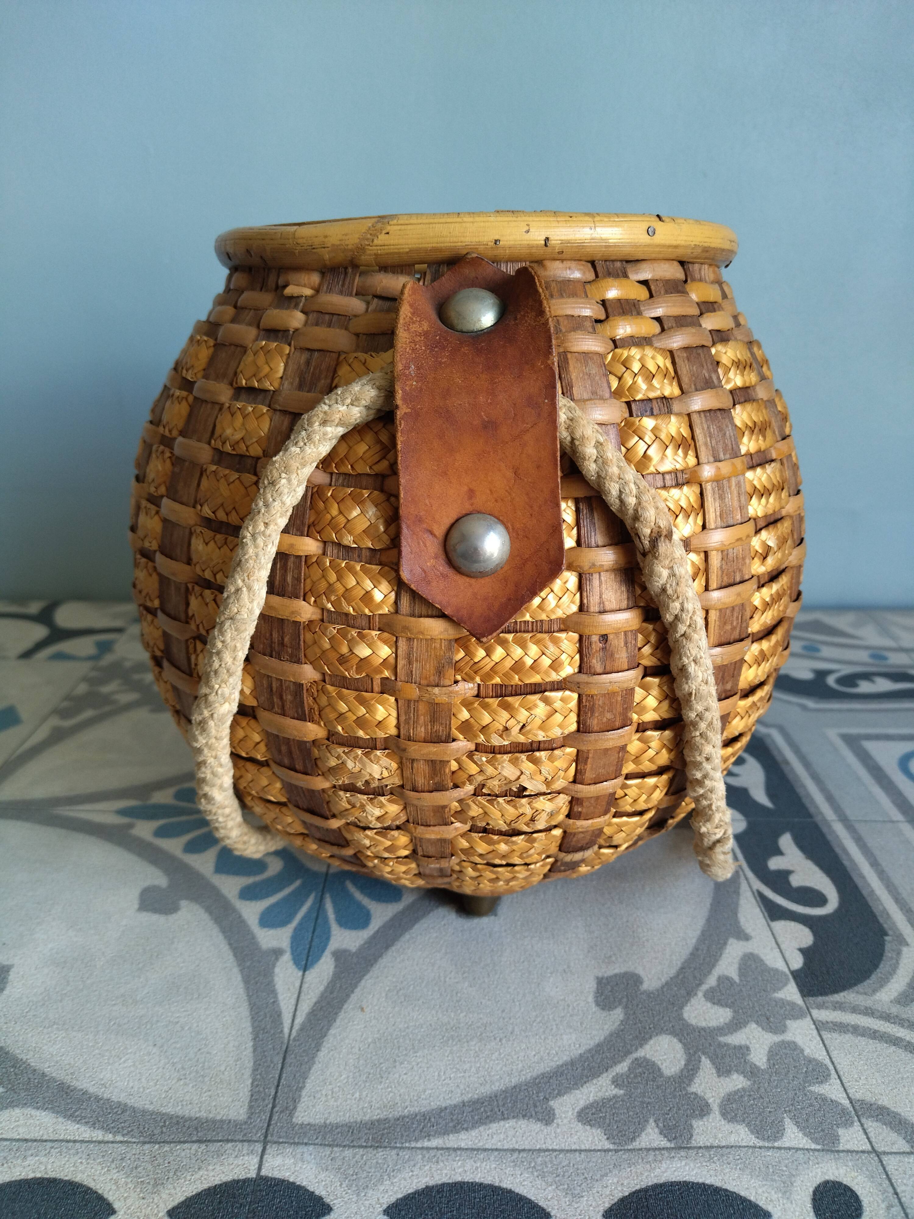 Wicker/rattan basket with handles