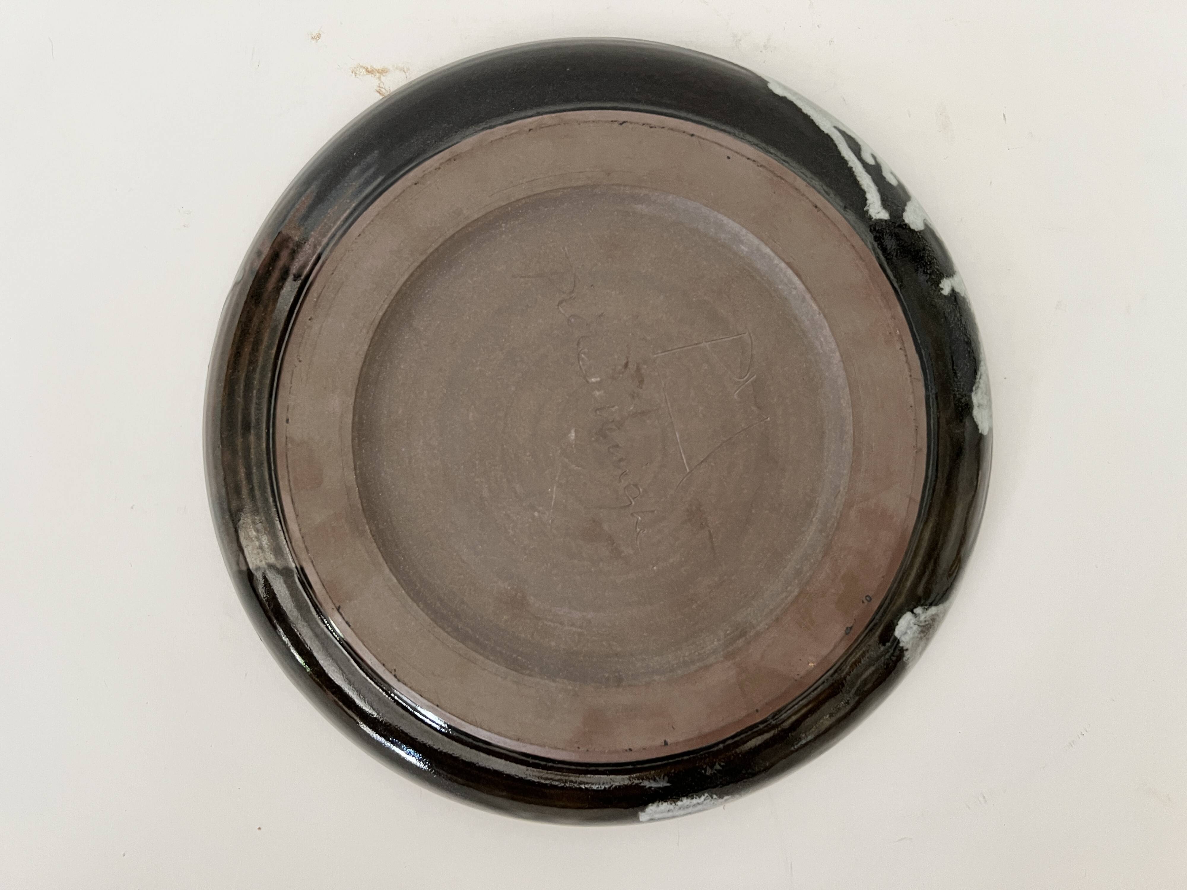 Grand plat en céramique émaillée fait main et signé PM, France 1970