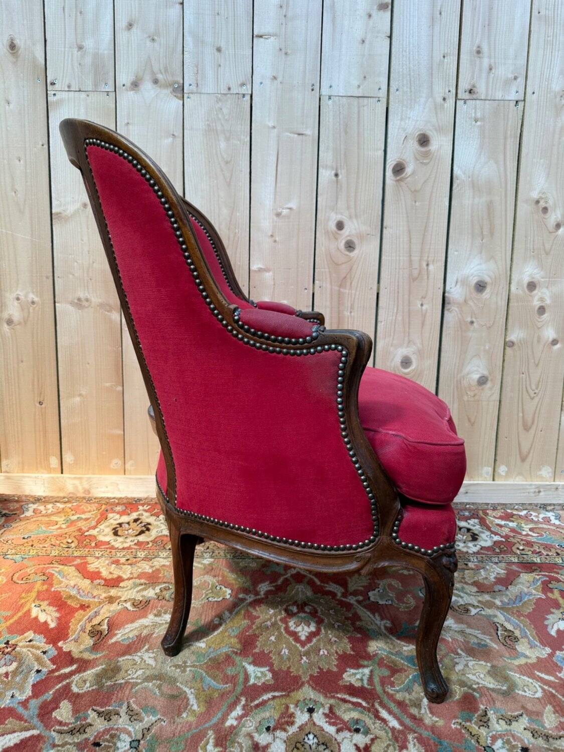 Bergère Gondole – Style Louis XV – Noyer Sculpté – Clous Bronze