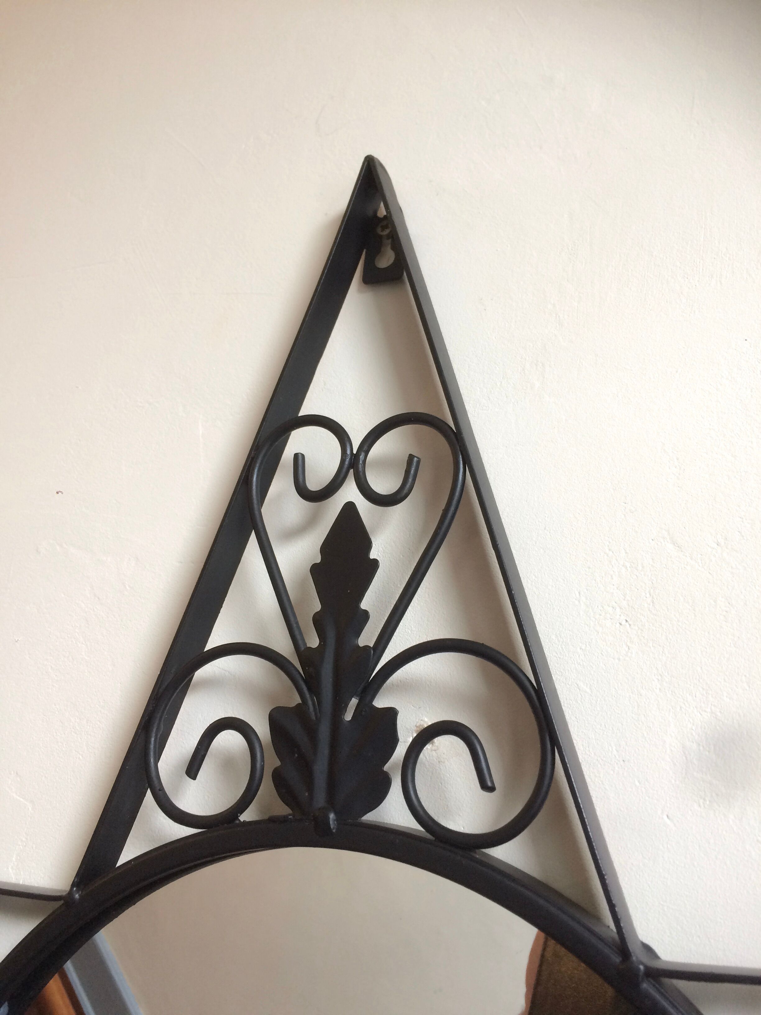 Star-shaped wrought iron round mirror