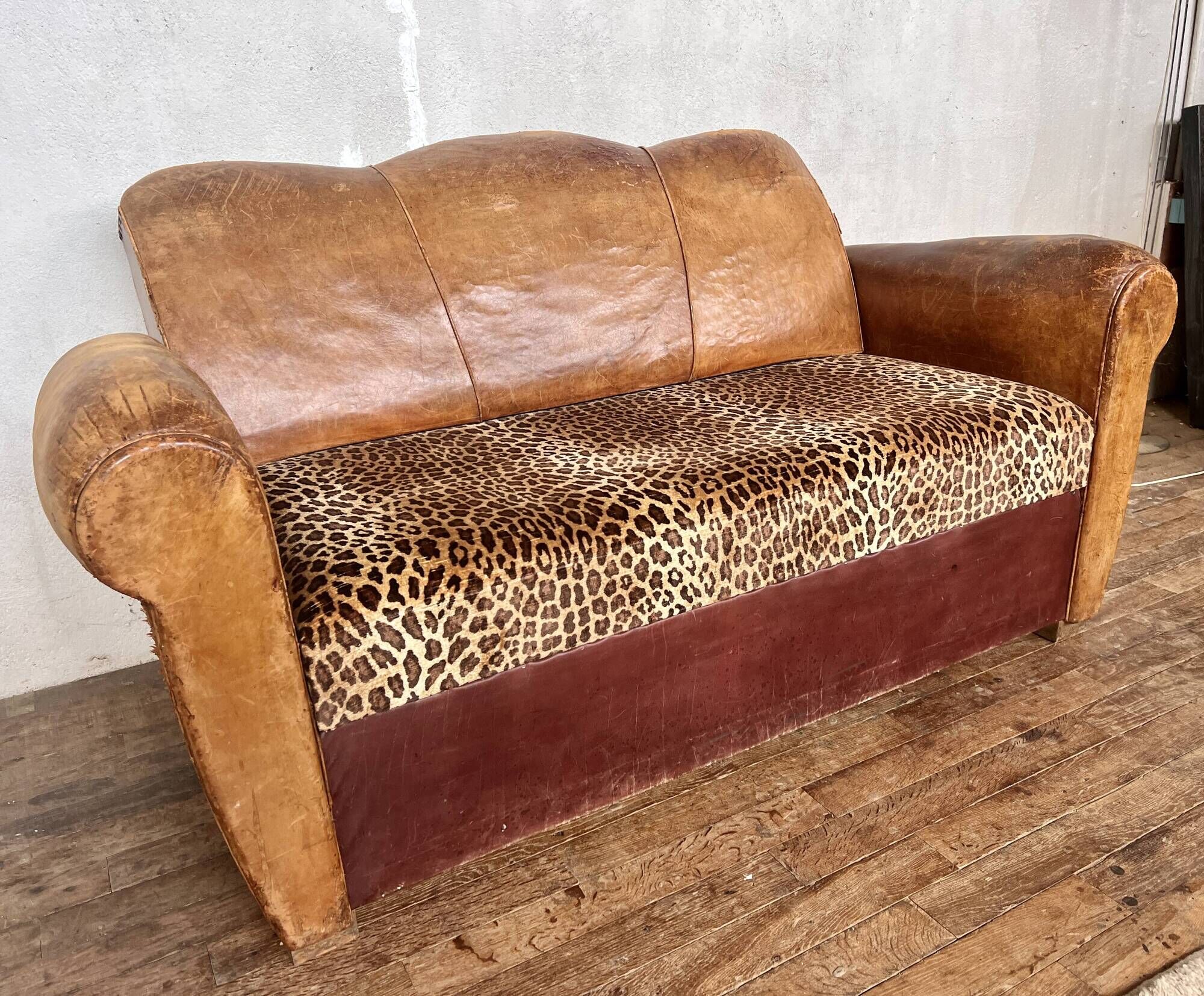 Canapé club Art Déco en cuir et motif léopard