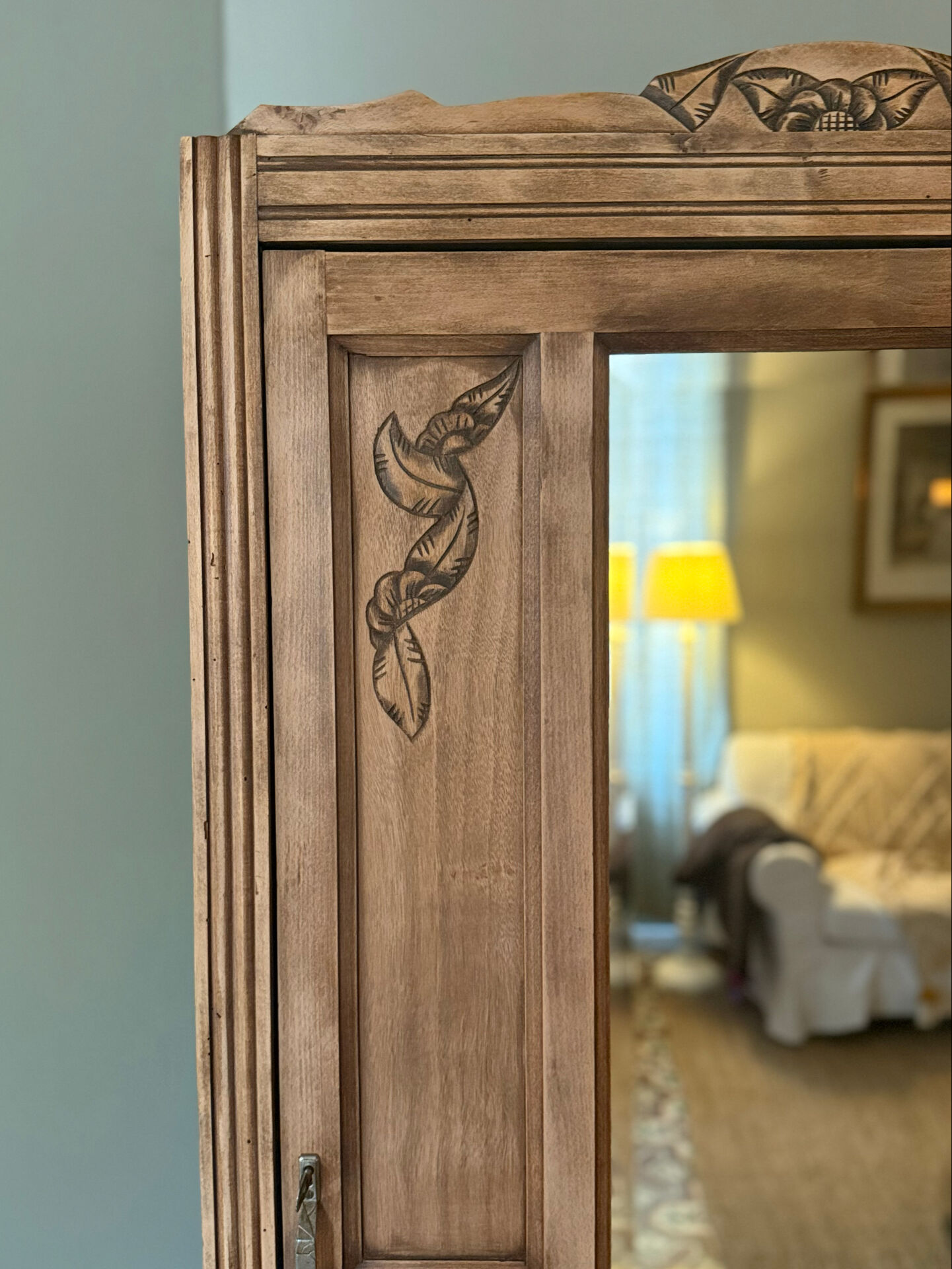Parisian wardrobe bonnetière
