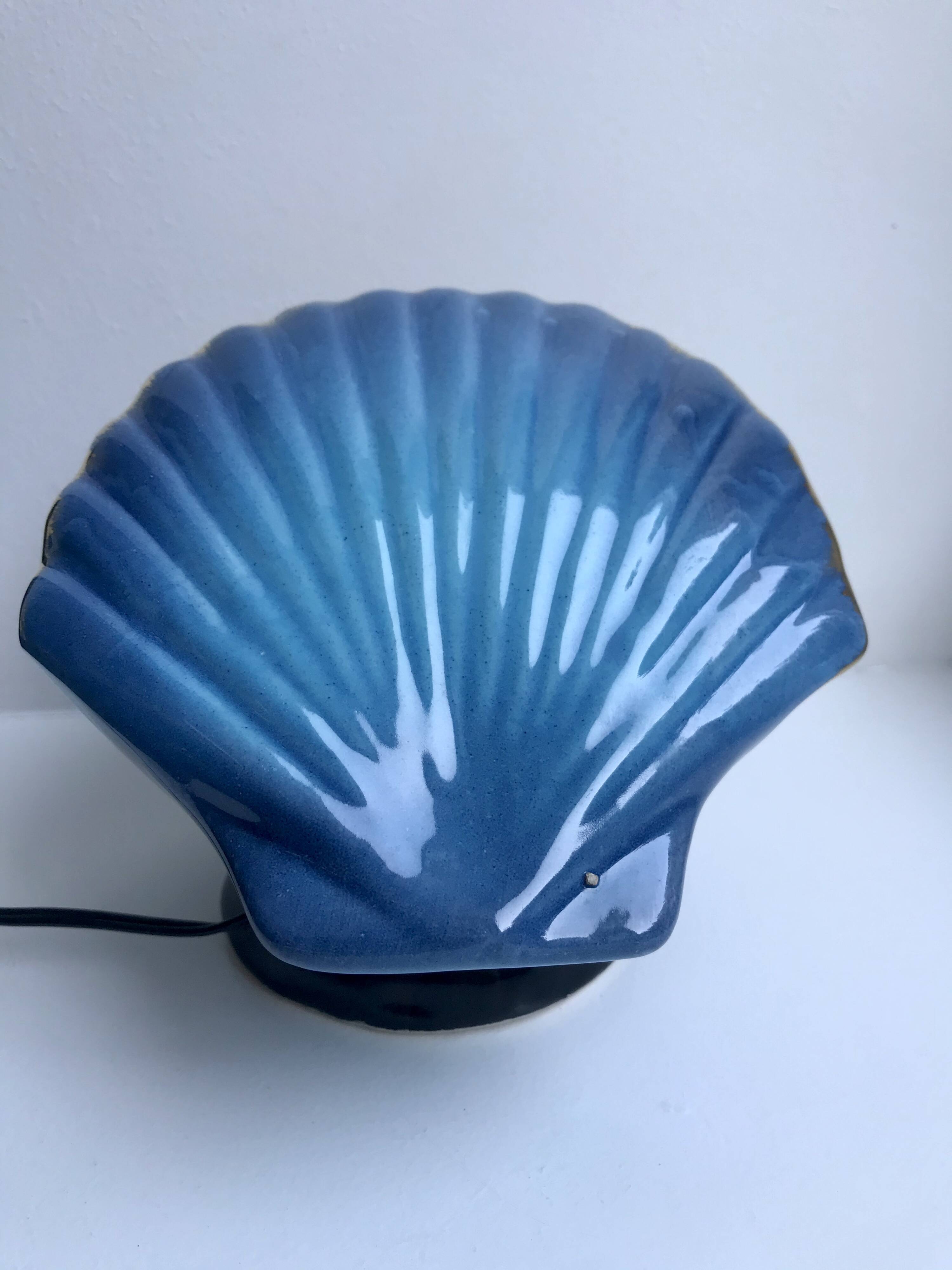 Petite lampe coquillage bleu et poissons signée vallauris années 1970