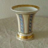 Vase with violets in Paris porcelain late 19th century