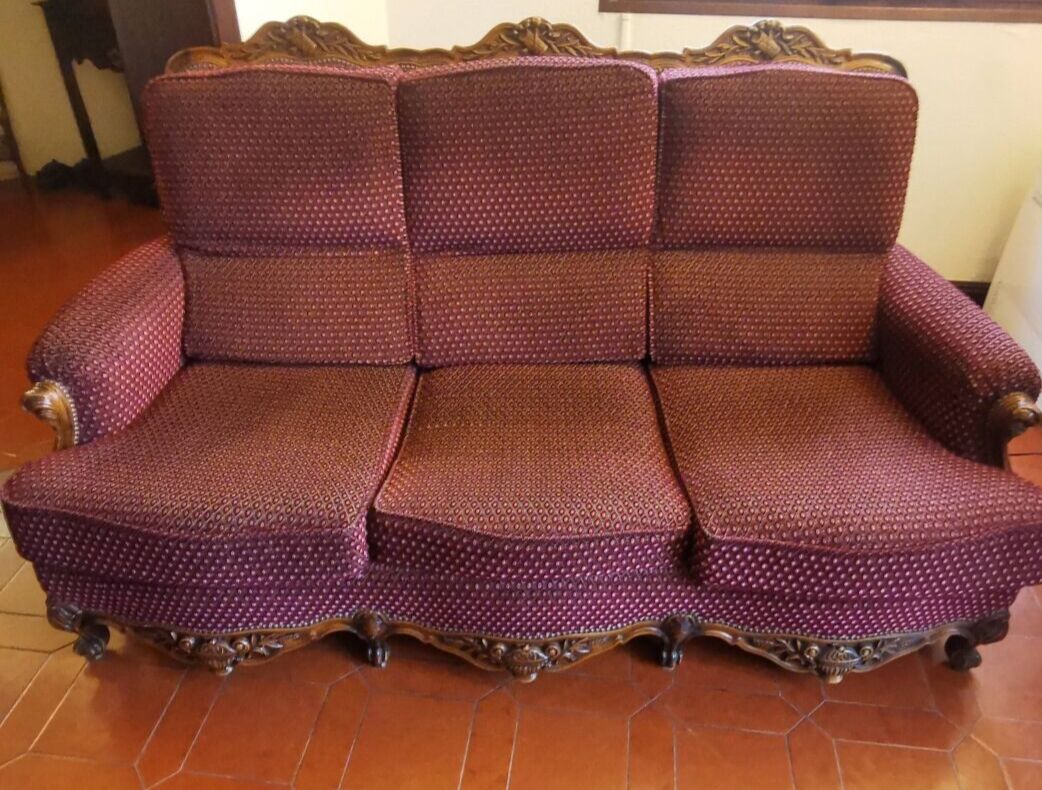 Burgundy velvet canapé bed in Louis XV Regency style.