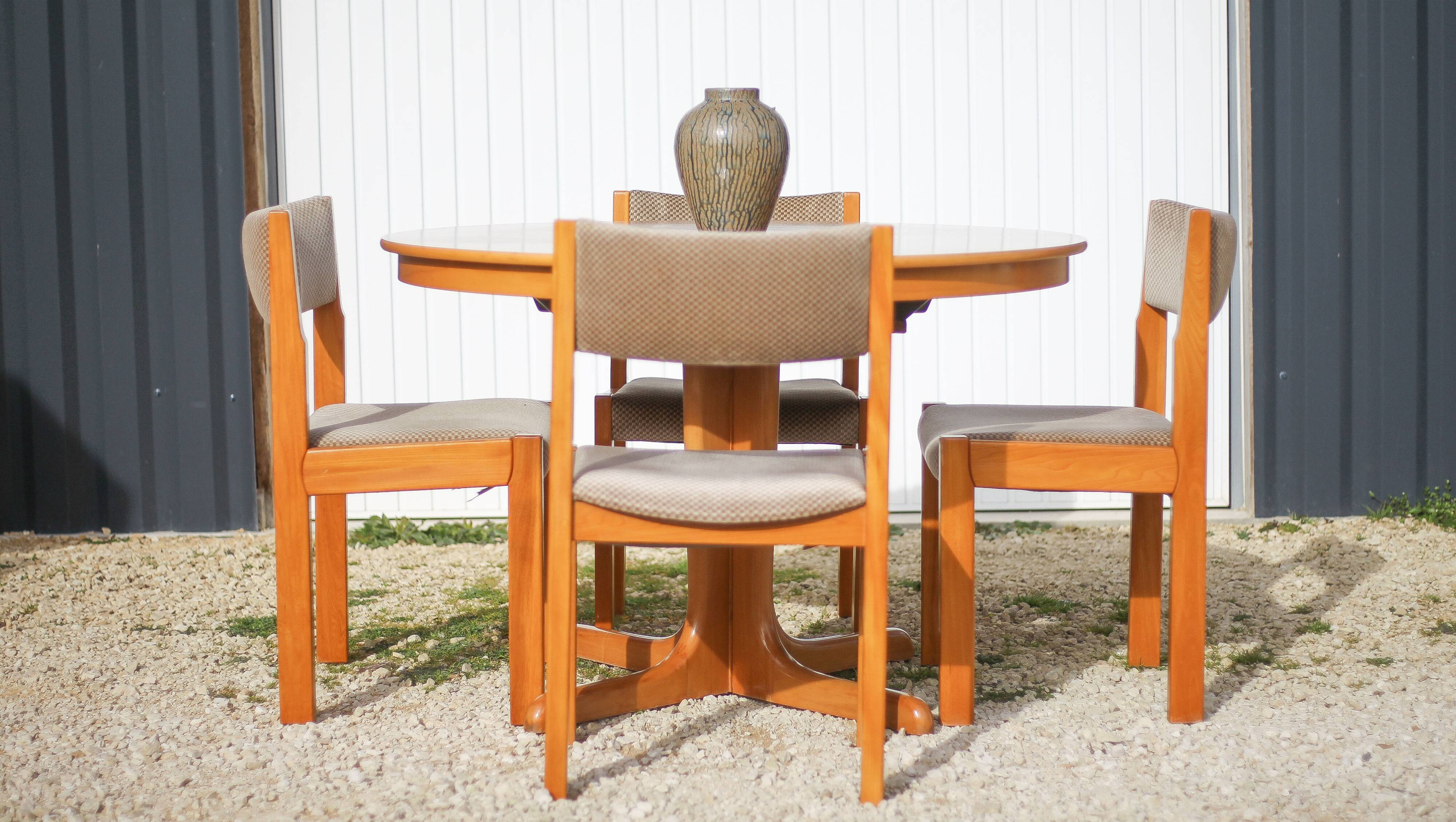 Table ronde bois et ses 4 chaises Self, table à manger, meuble de salon
