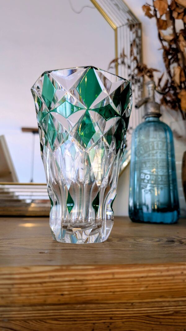 Vase Saint-Louis en cristal taillé vert – Art de la table & décoration