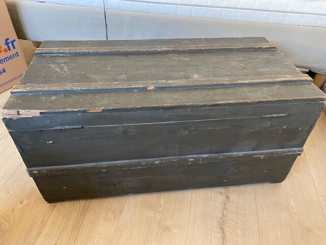 Vintage trunk wood Algeria