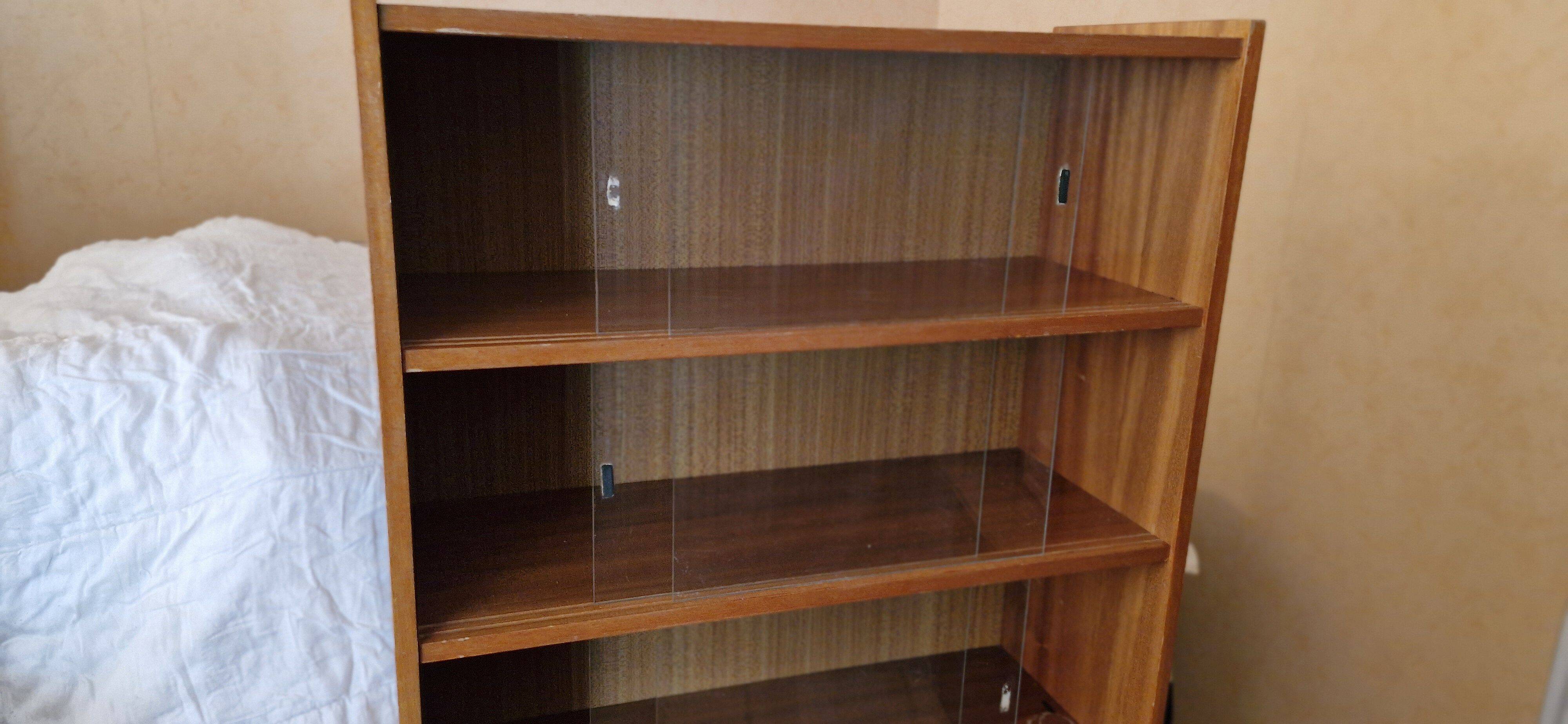 Vintage: Wooden display cabinet with 5 shelves, 4 wooden legs.