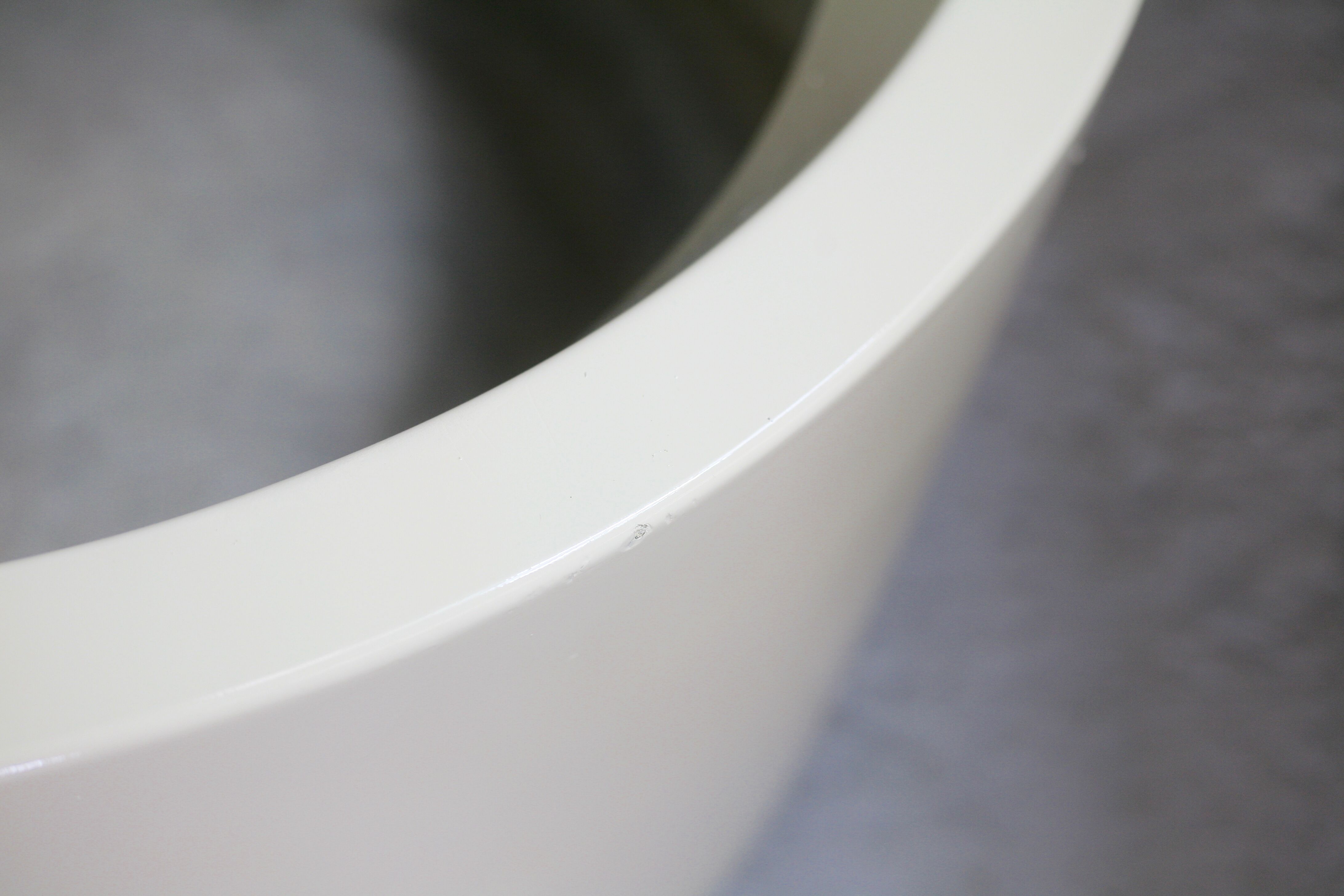 Important cylindrical planter in cream lacquered fiberglass, circa 1970