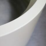 Important cylindrical planter in cream lacquered fiberglass, circa 1970