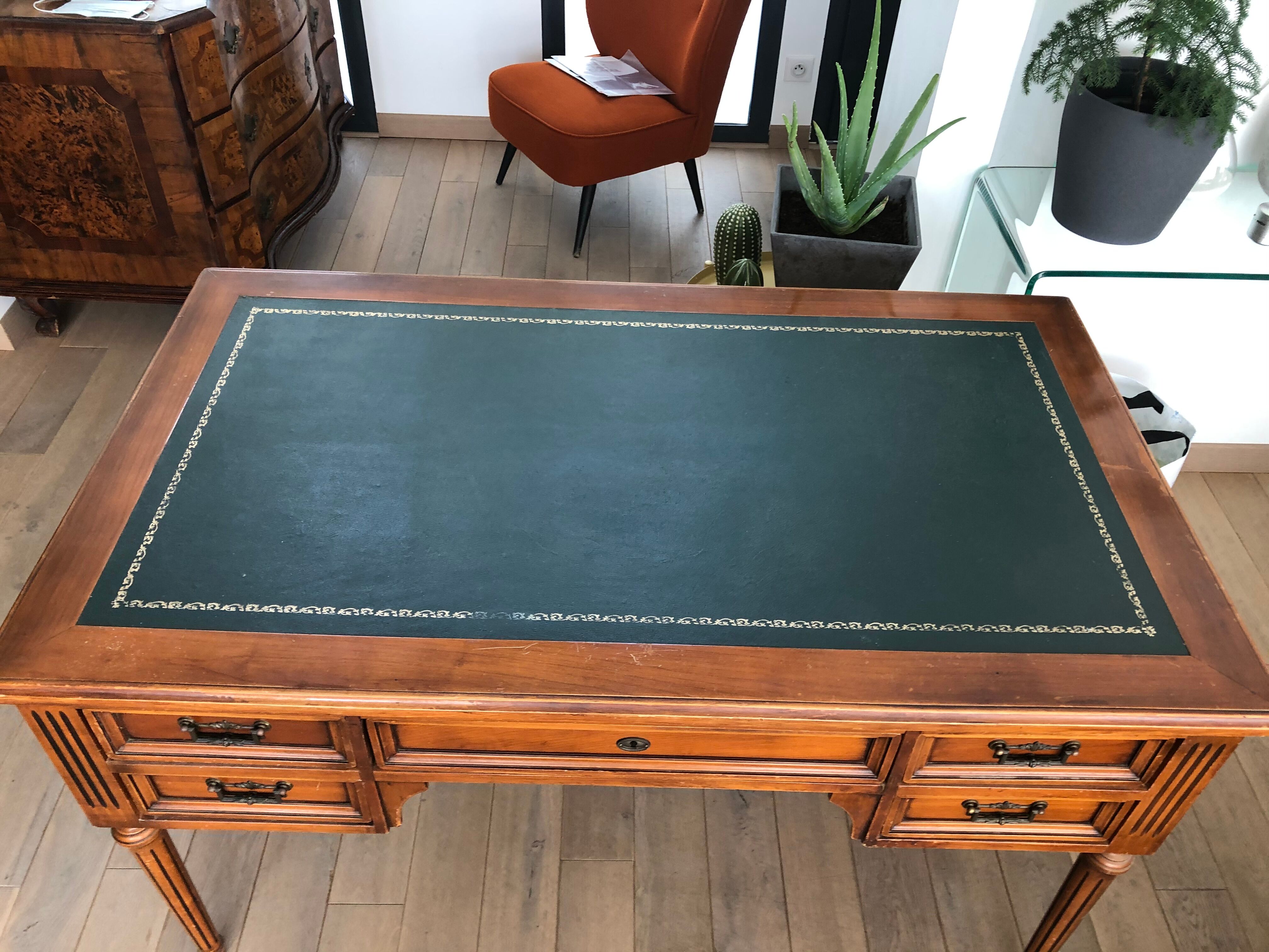 Flat mahogany veneer desk