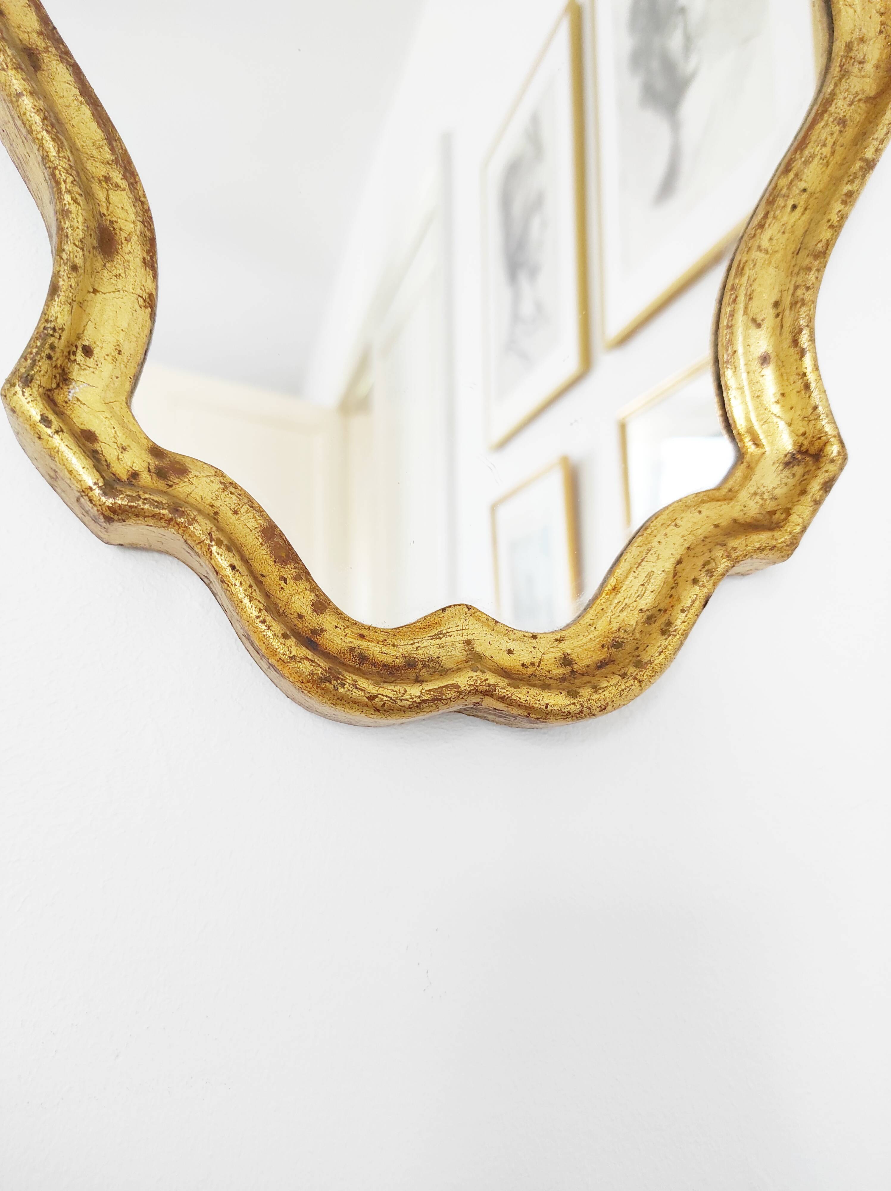Miroir en bois doré 34 x 26 cm