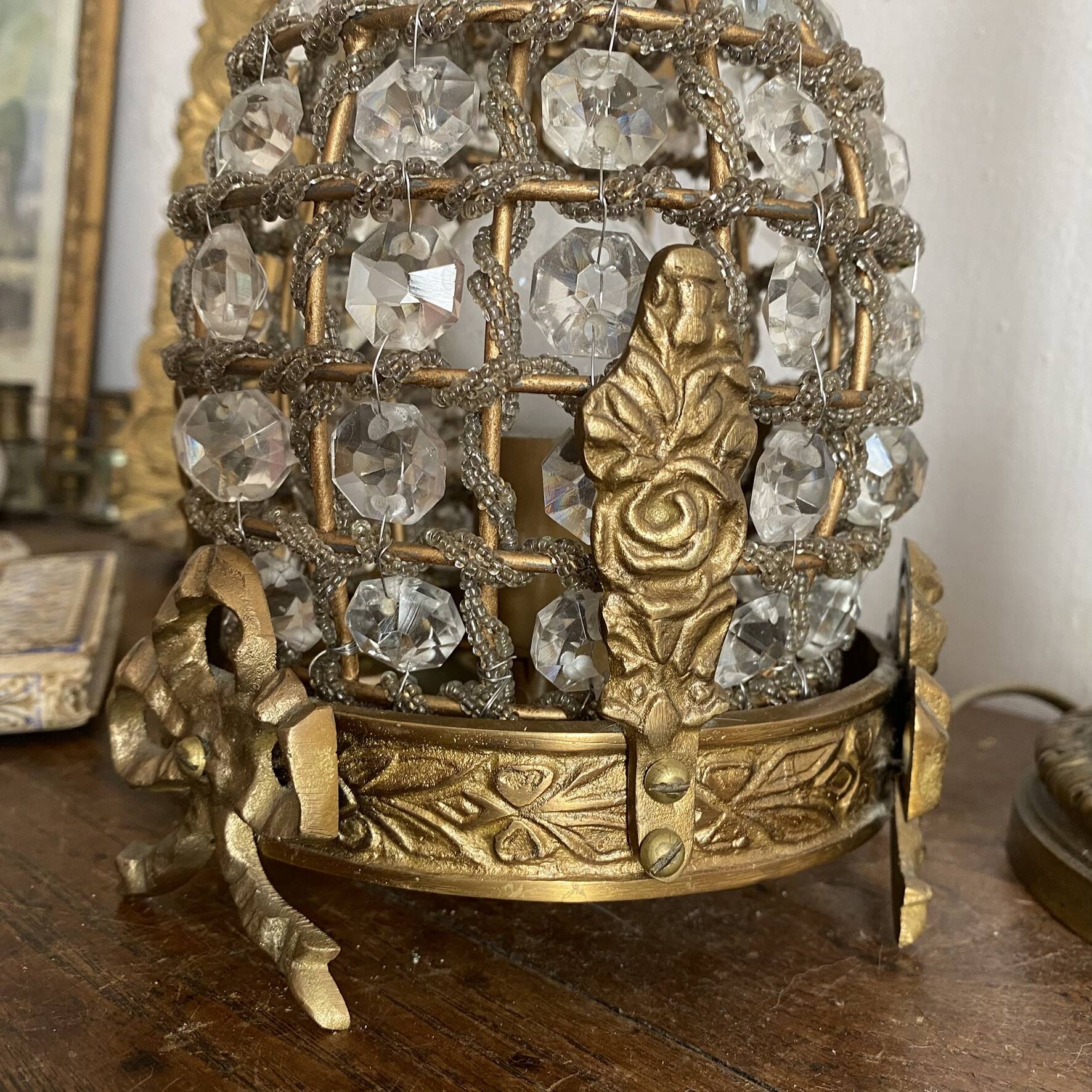 Table lamp in brass, beads and glass pendants