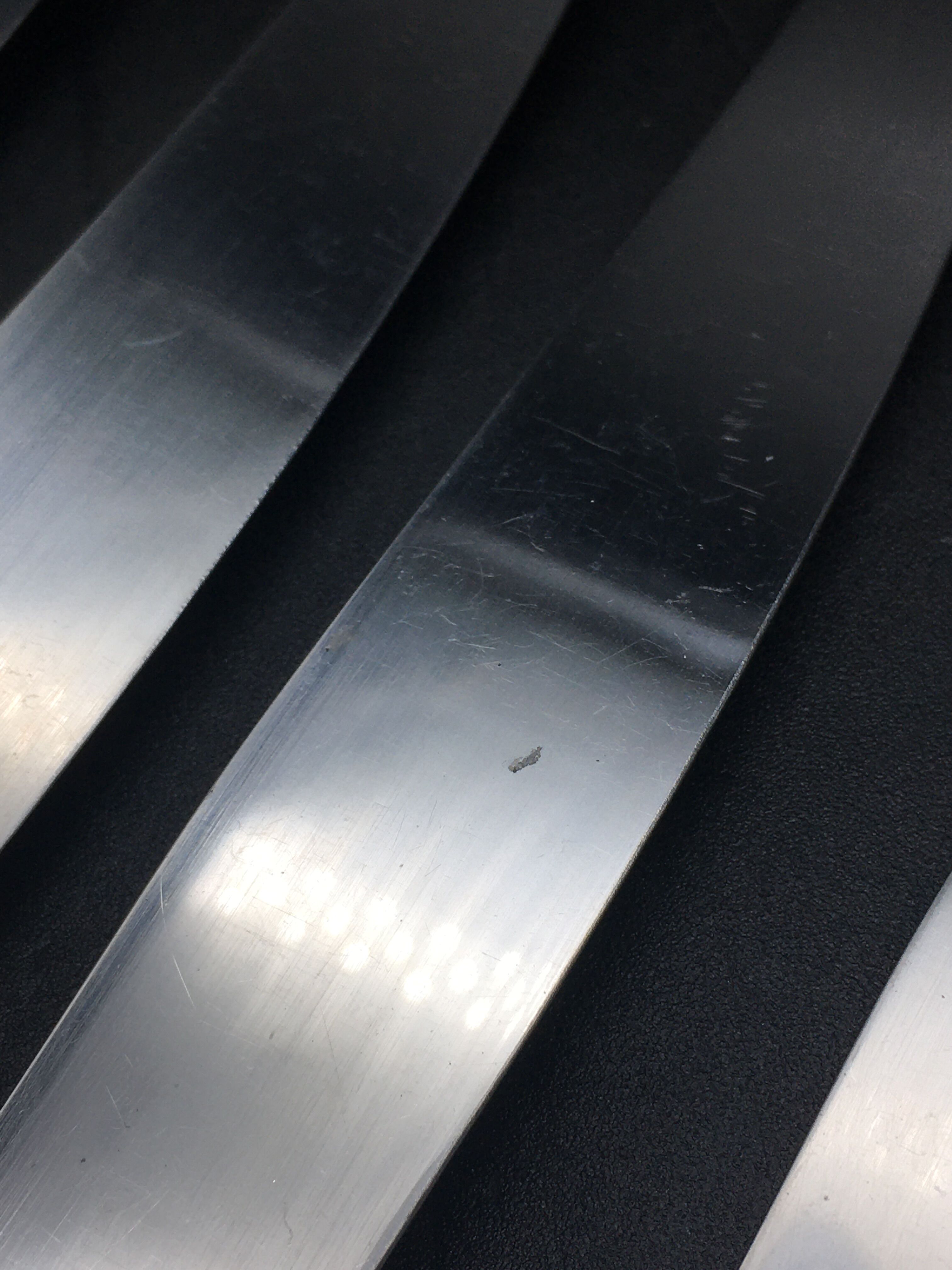 9 table knives in silver metal.