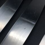 9 table knives in silver metal.