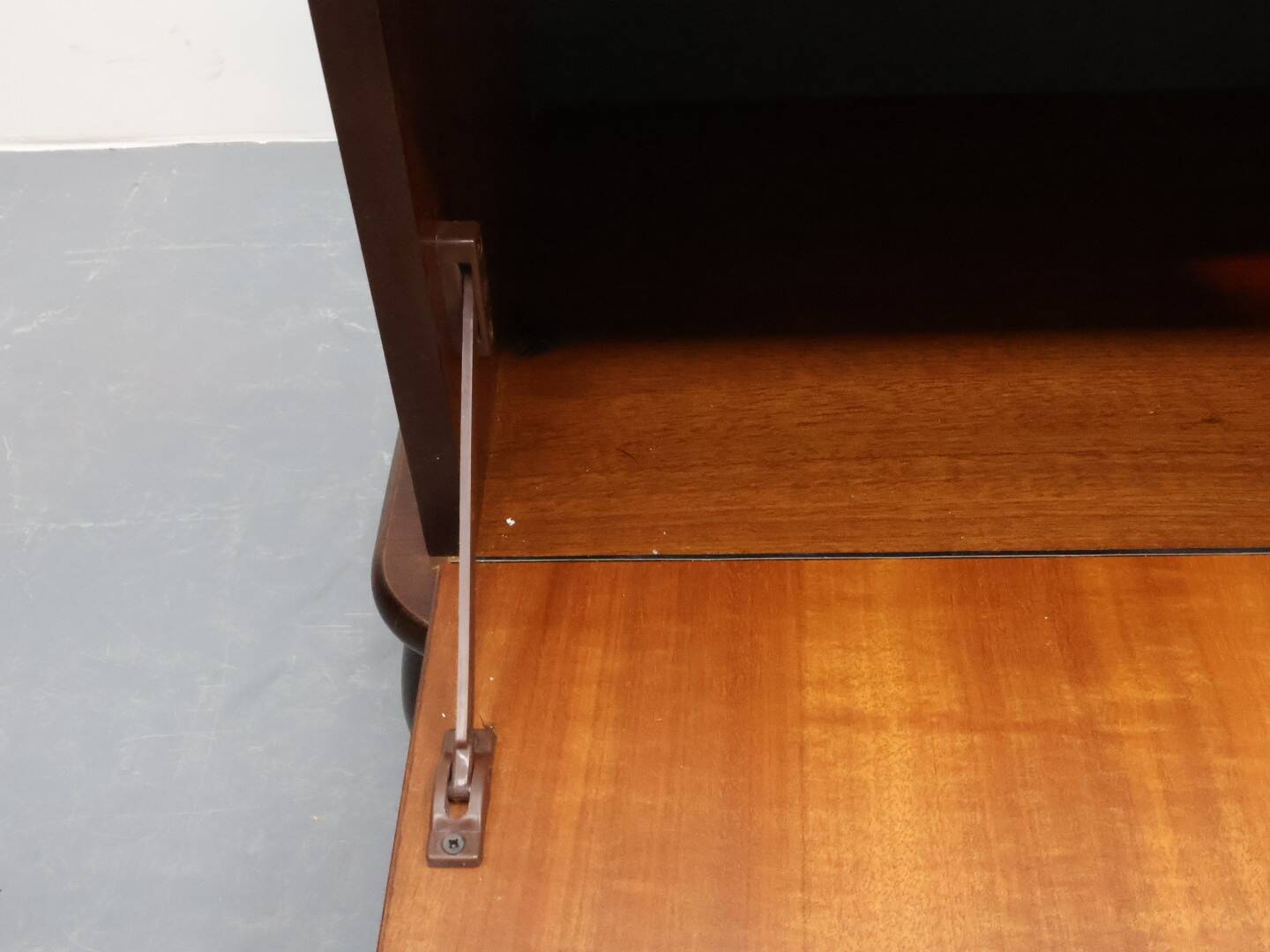 Ensemble de grande table de nuit style Queen Ann.