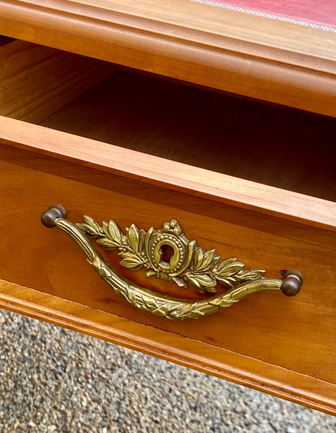 Bureau plat style Louis XVI réversible 6 tiroirs cuir rouge