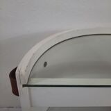 Armoire à barre vintage en forme de cylindre ouvrable, bois, laiton et verre.