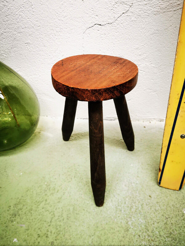 Tripod farm stool