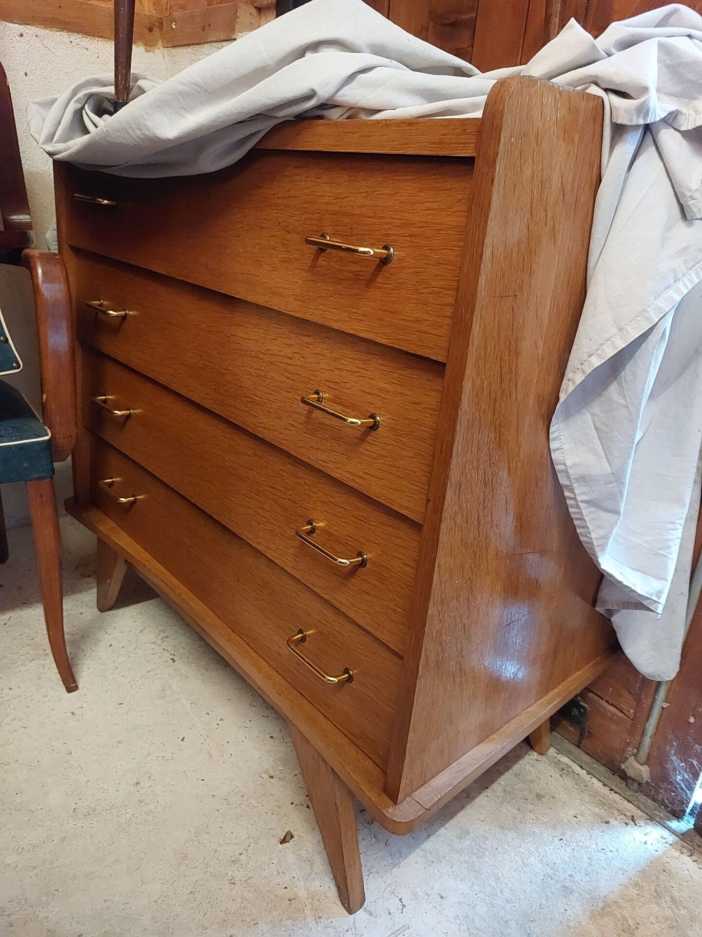 commode vintage aux pieds compas
