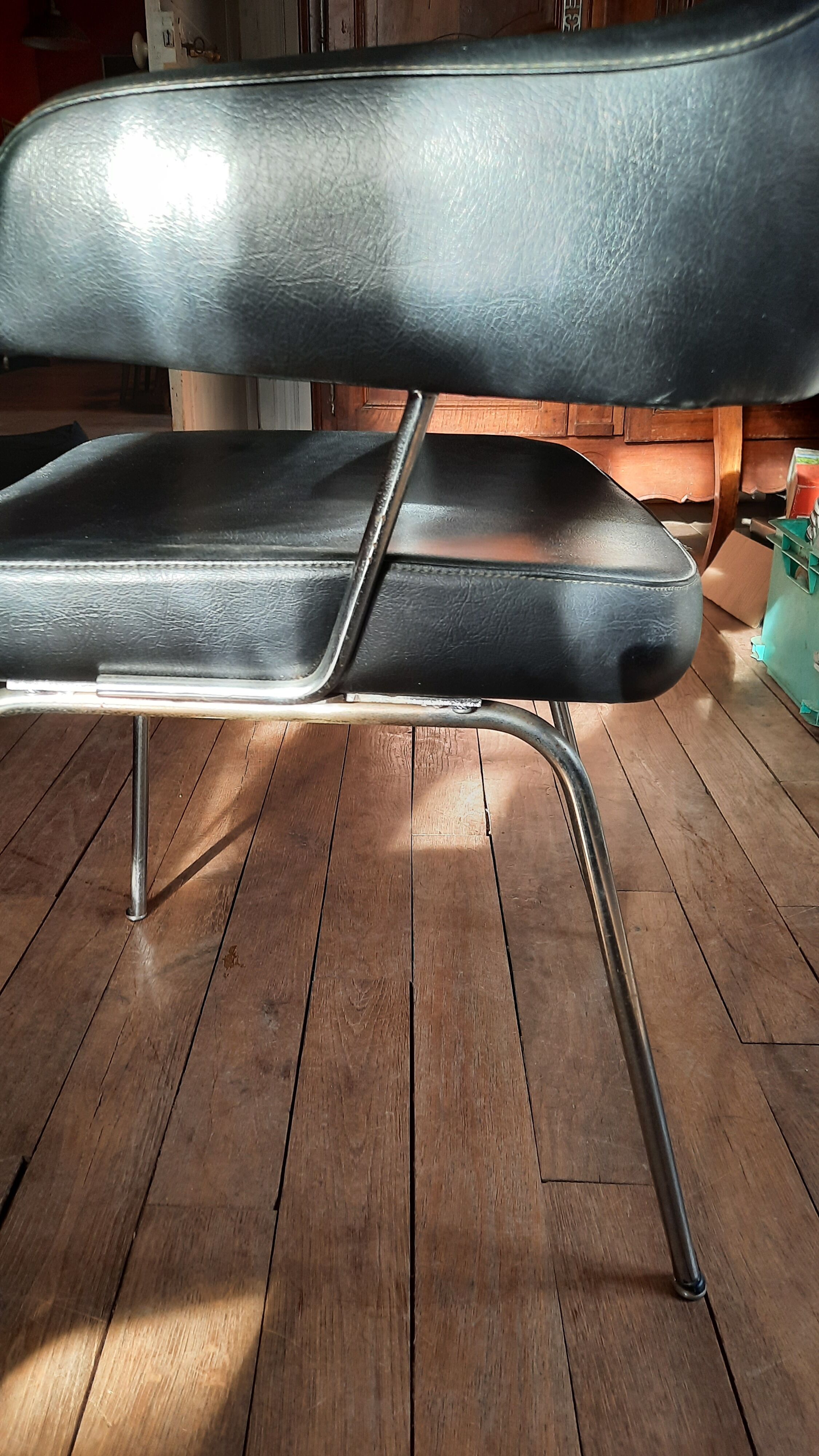 Armchair and office chair year 60 skaï