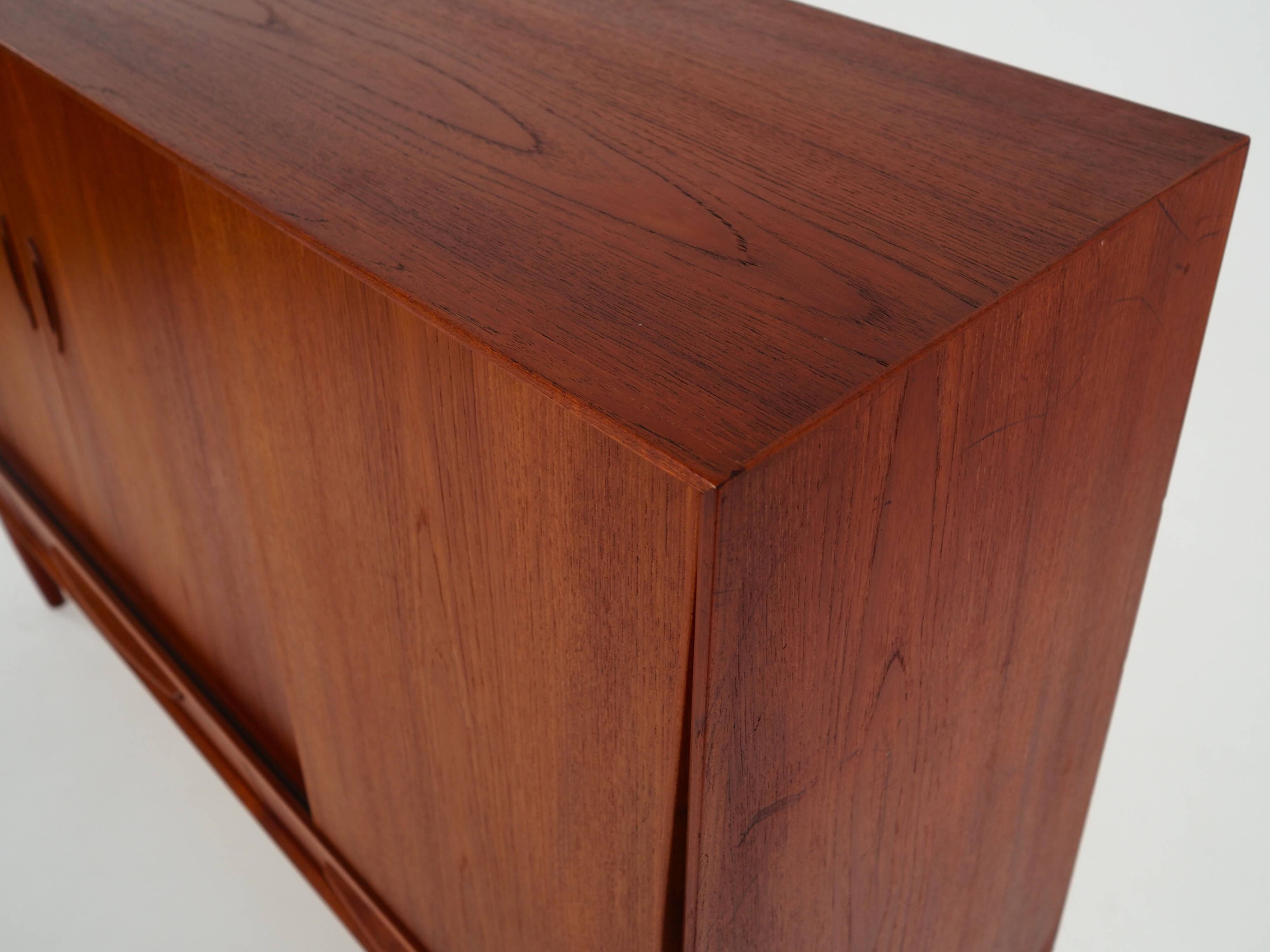Buffet haut en teck, design danois, années 1970, production : Danemark