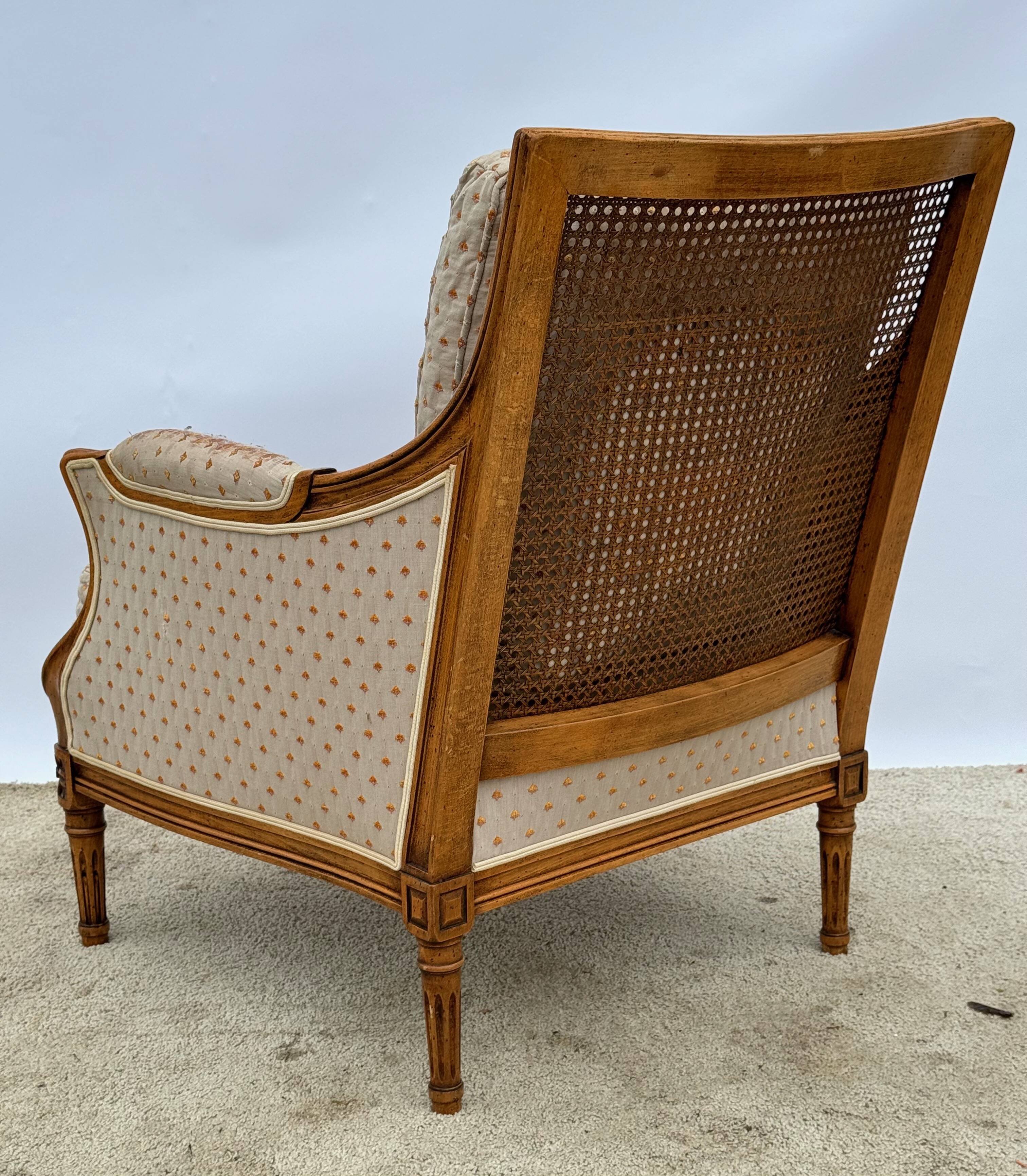 Fauteuil bergère à dossier canné