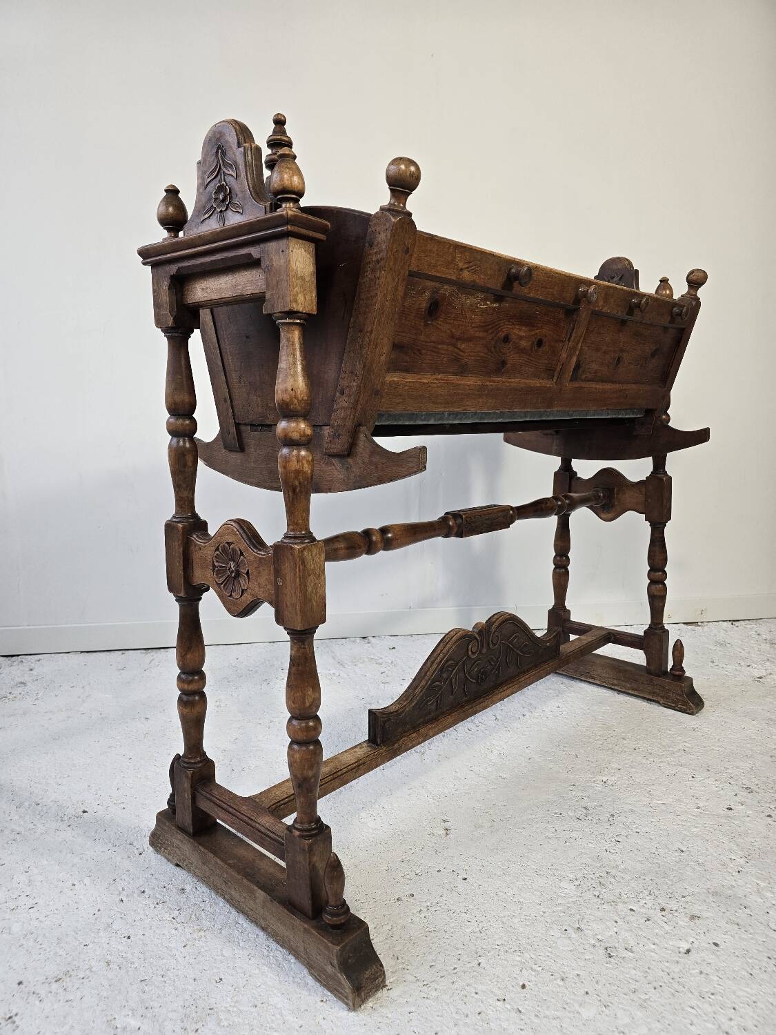 19th century cradle in carved fruitwood – Antique planter