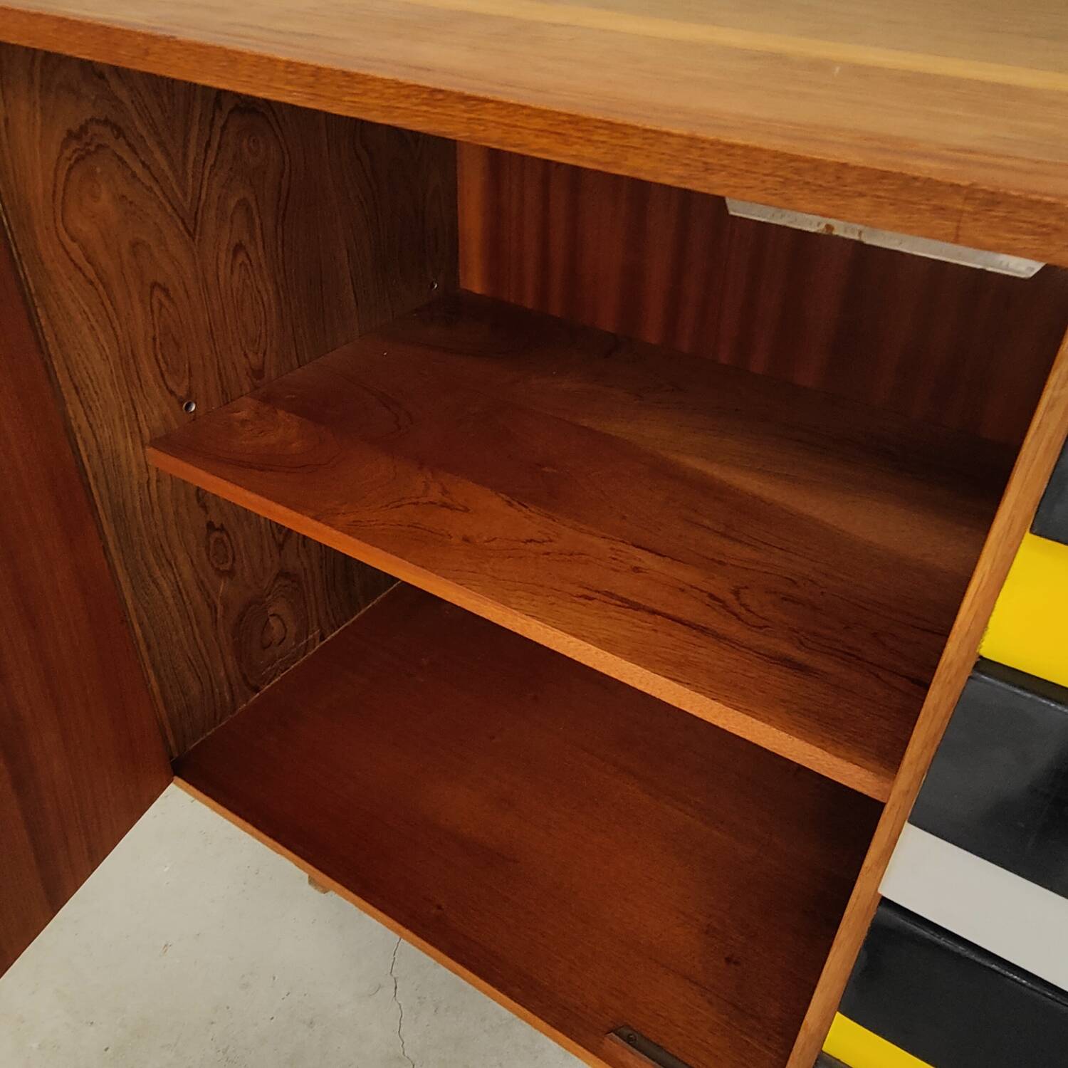 Buffet U458 jaune par Jiri Jiroutek pour Interier Praha 1960