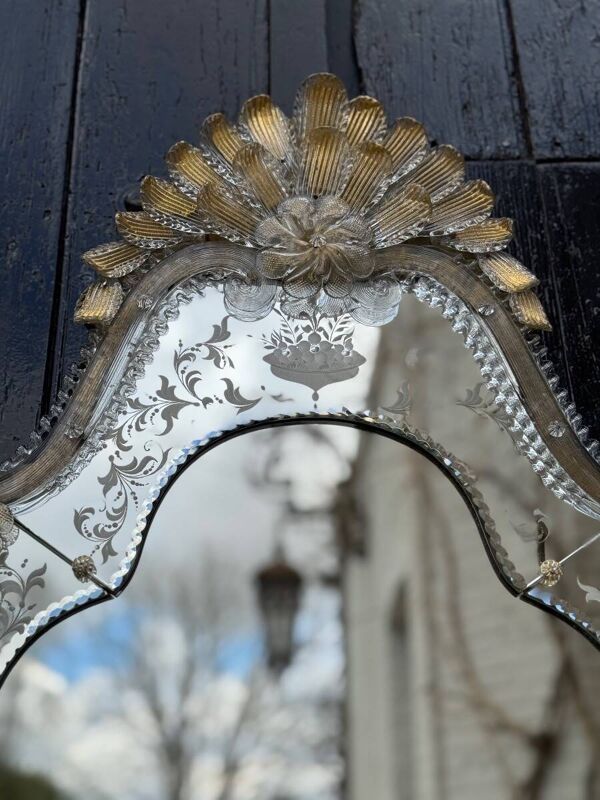 Miroir vénitien en verre de Murano doré à l’or fin, miroir gravé, vers 1950