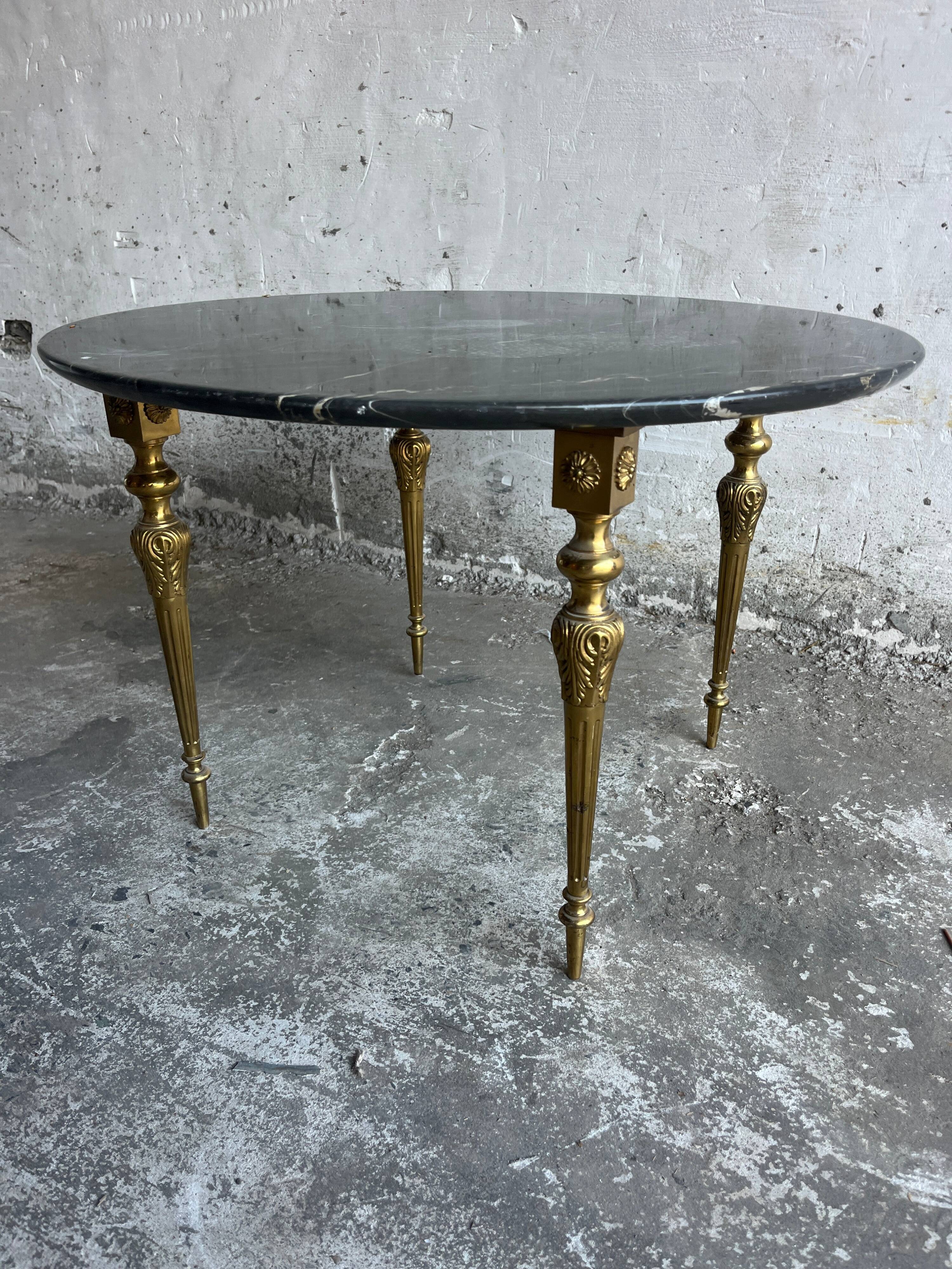 Table basse vintage en marbre noir et laiton