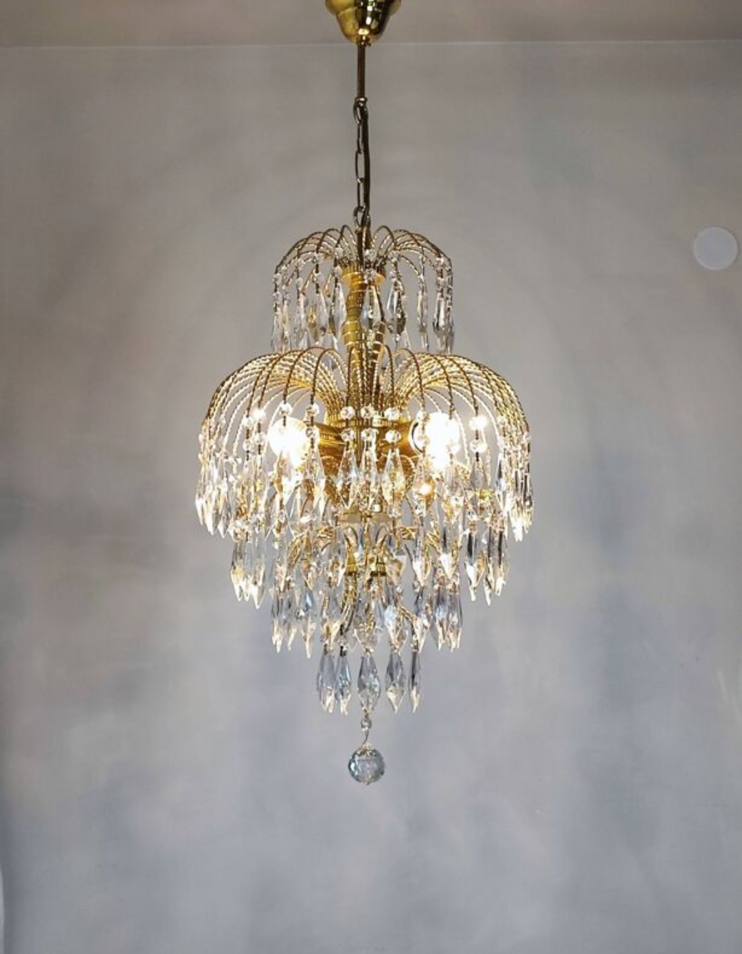 Chandelier with cascading pendants