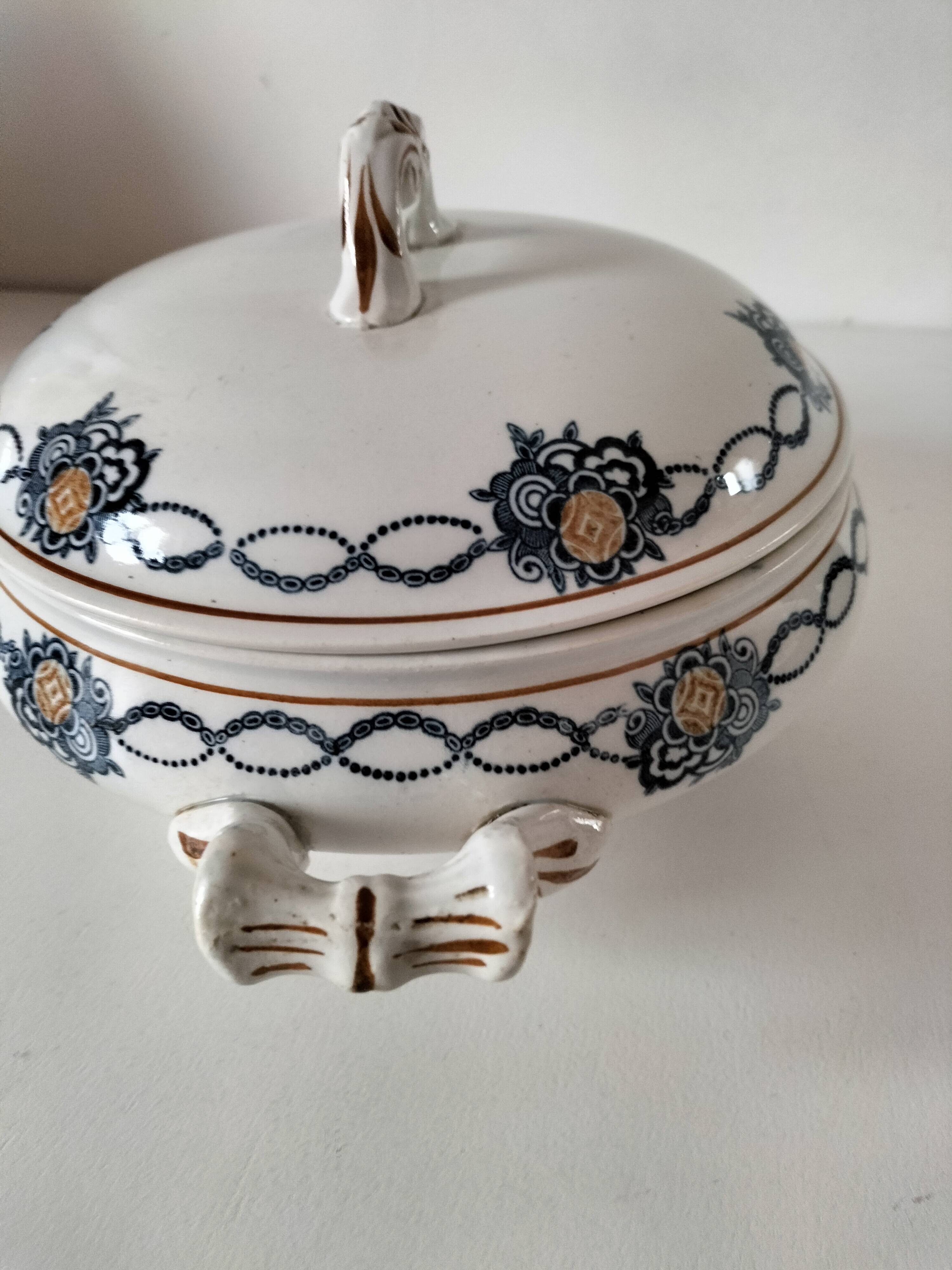Antique Saint-Amandinoise tureen, blue and ochre decoration 6523, 1900-1920