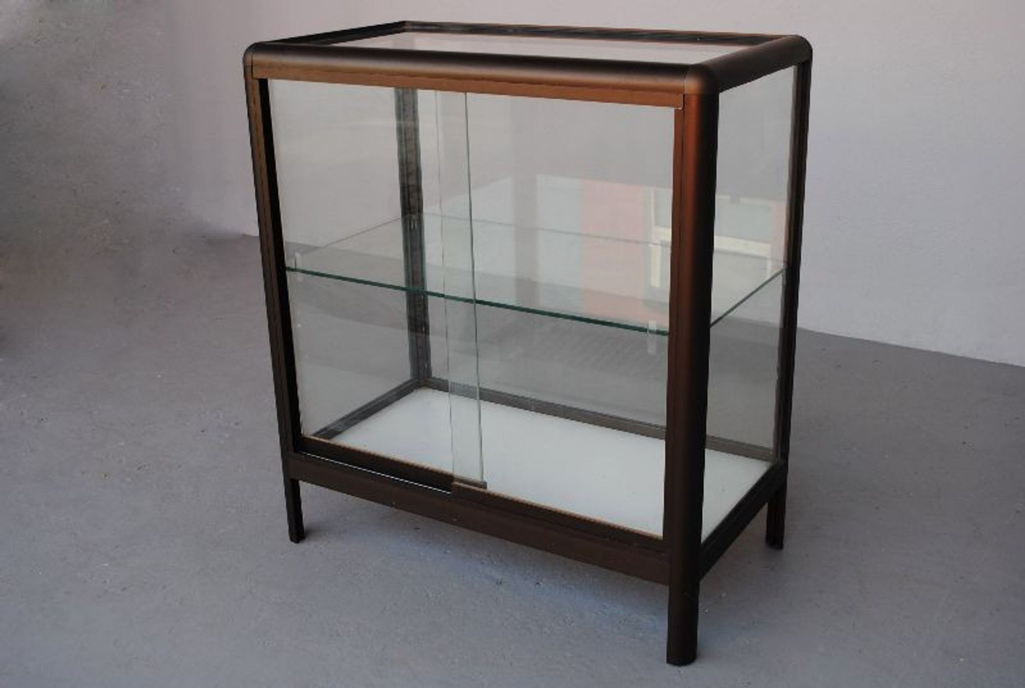 Modern showcase in Brown aluminum profiles