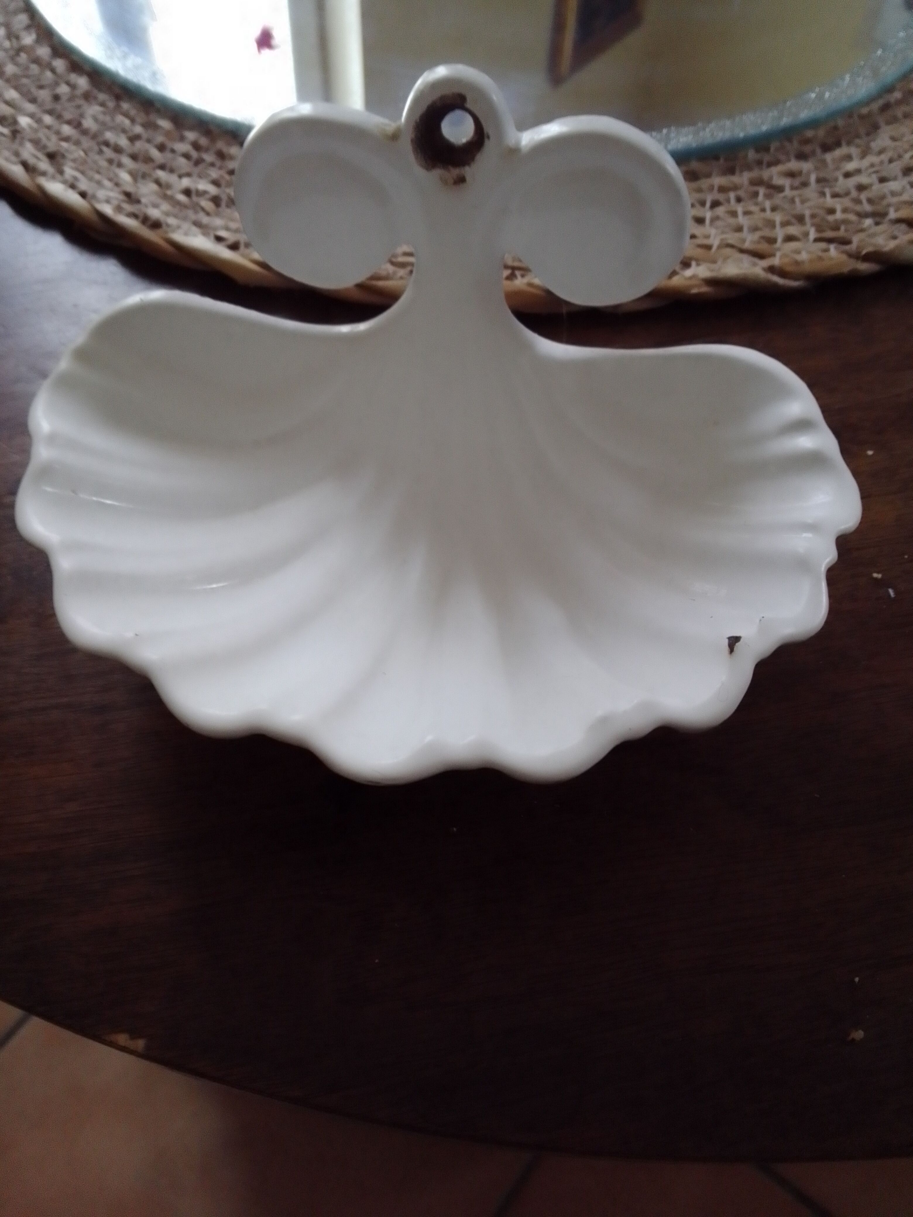 Enamelled cast iron soap dish