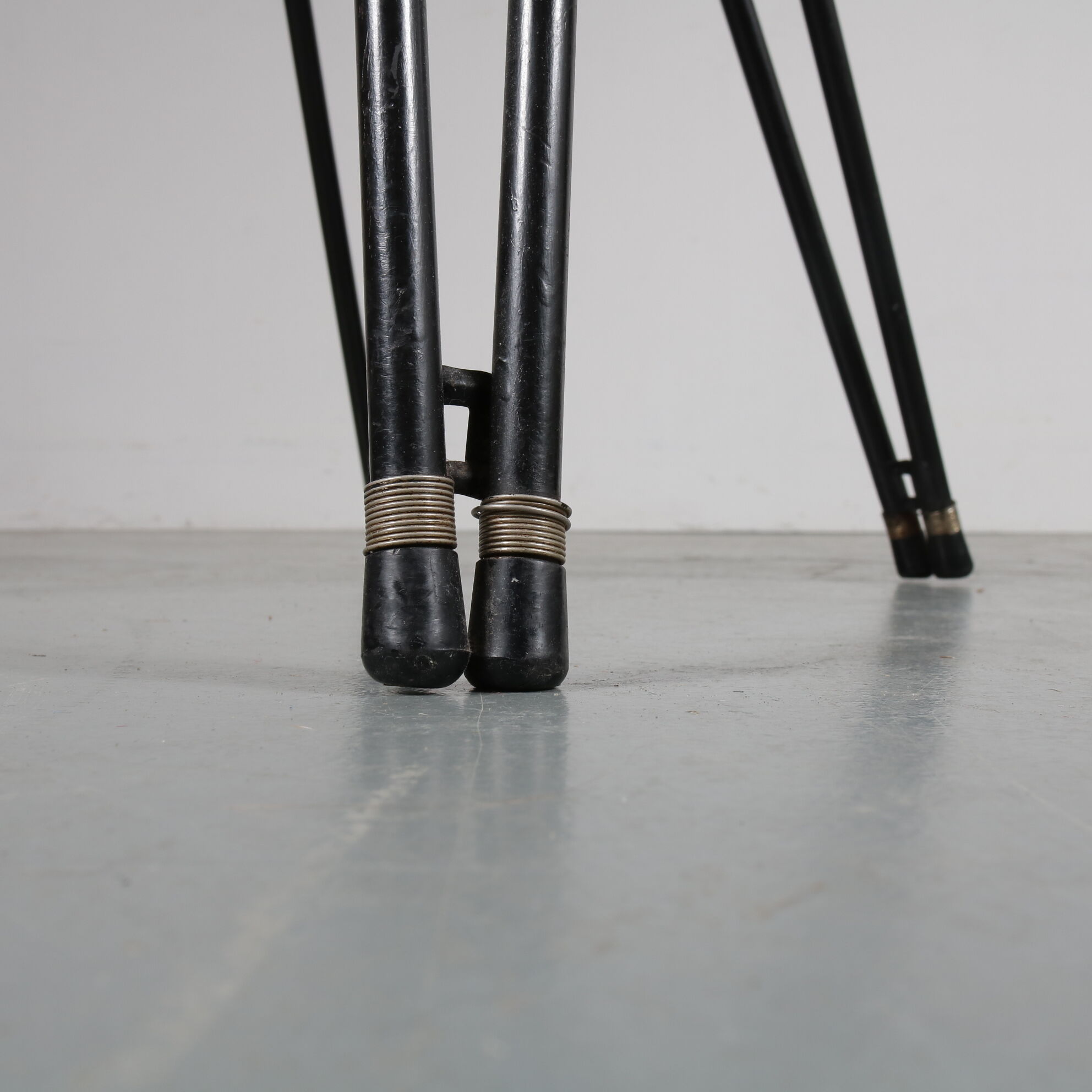 1950s Set of elegant dining chairs