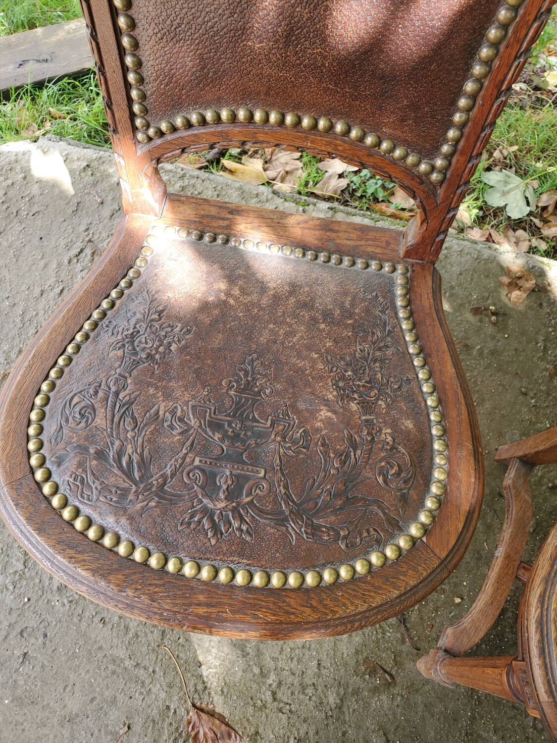Paire de chaises en chêne et cuir