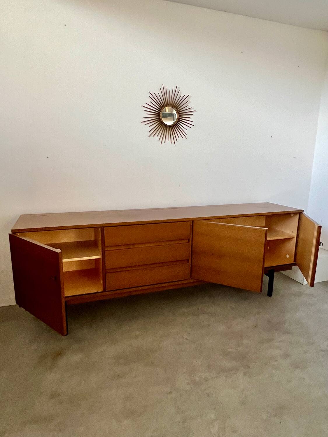 Ancienne enfilade vintage style scandinave design des années 60 bois pied métal