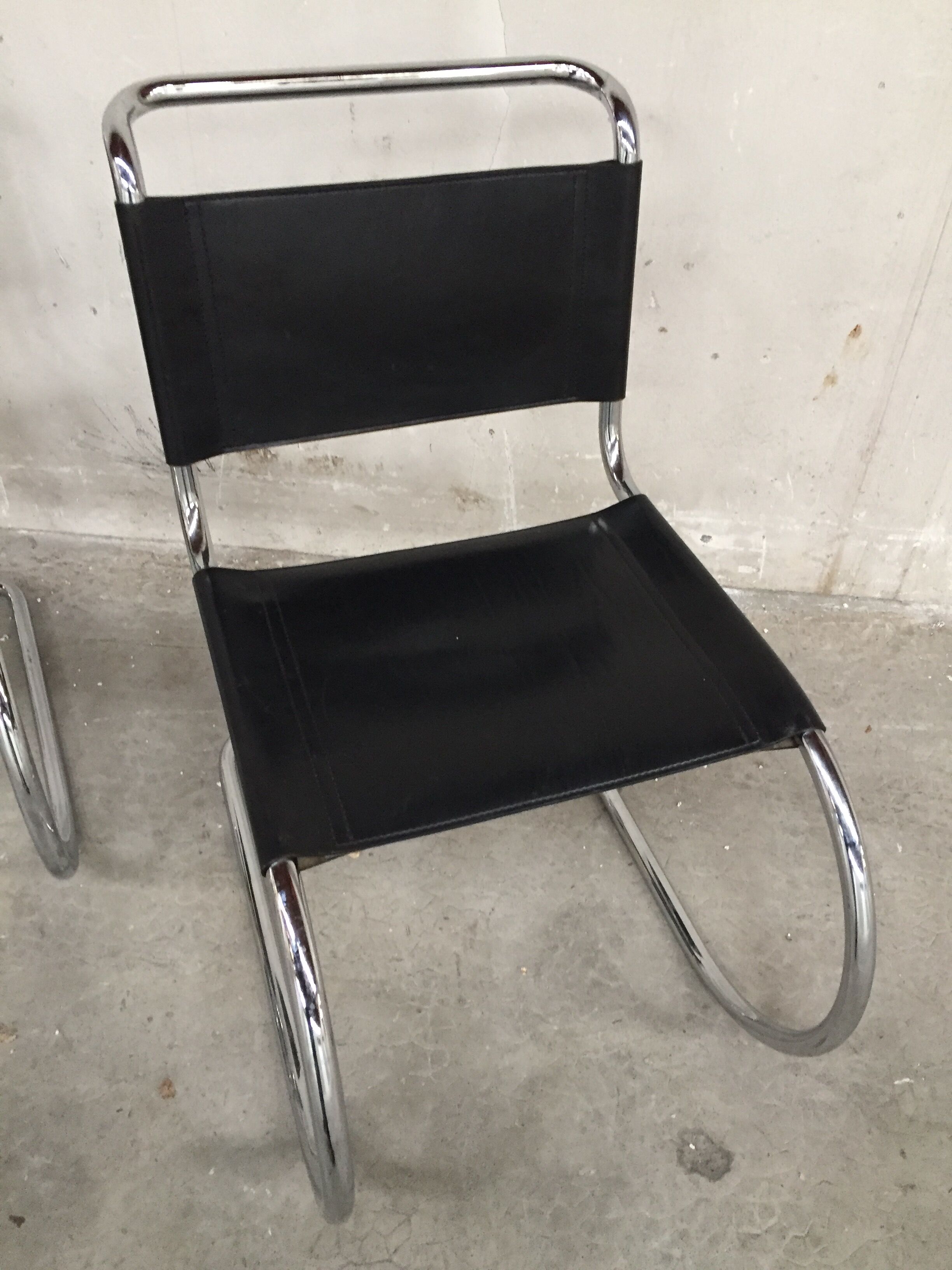 Set of 4 black leather chairs by Ludwig Mies Van Der Rohe