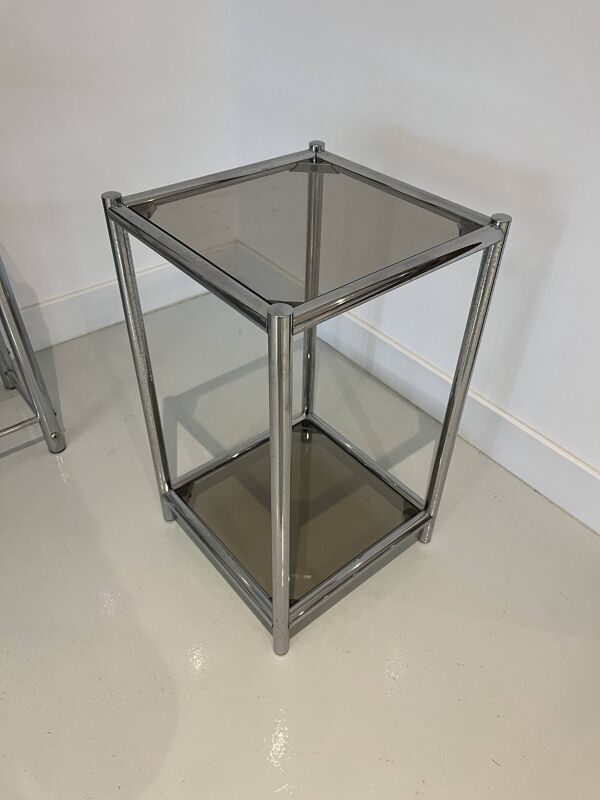 Sellette ou bout de canapé en acier chromé avec vitrine fumée.