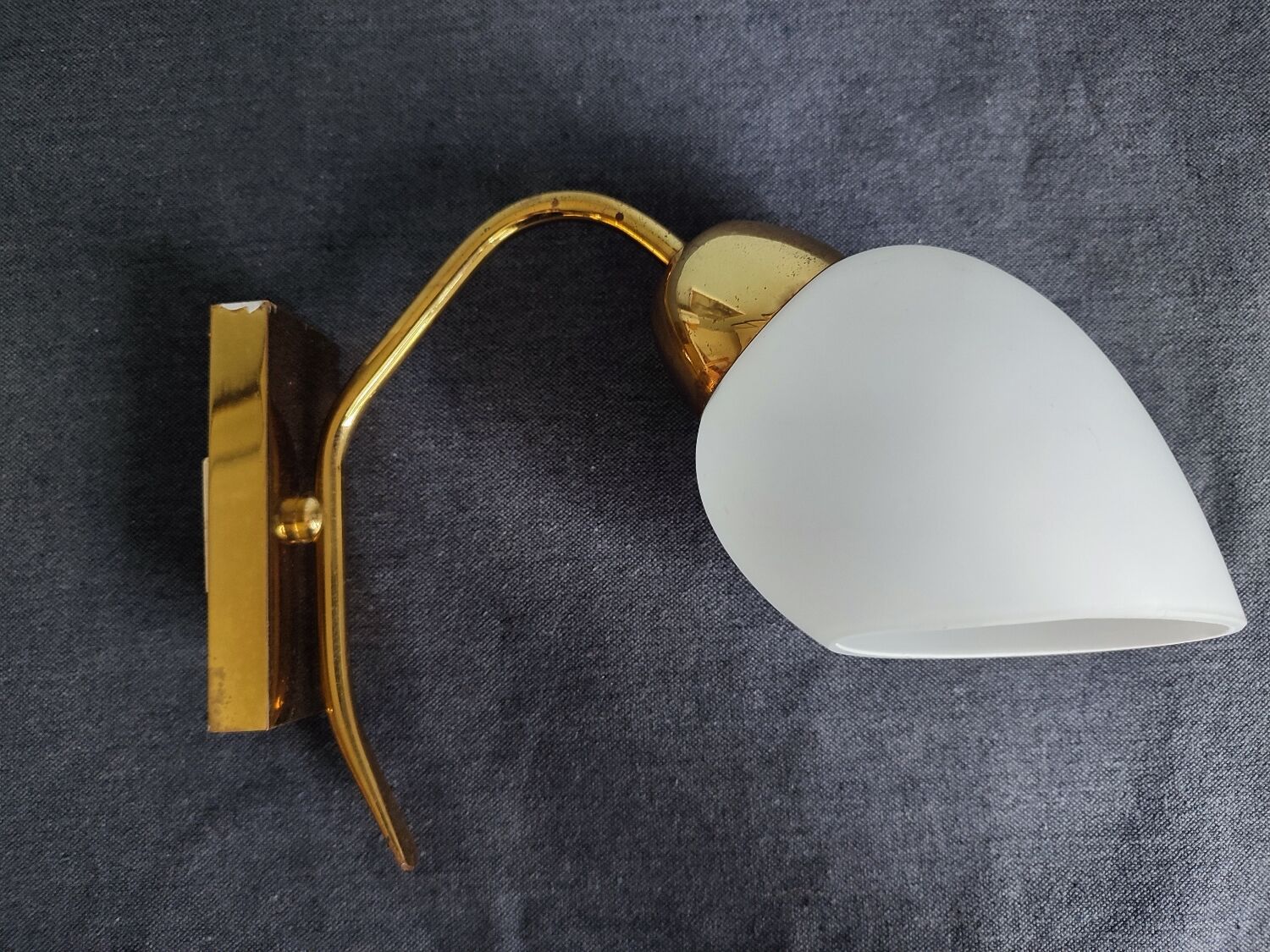 Wall lamp in brass and vintage opaline