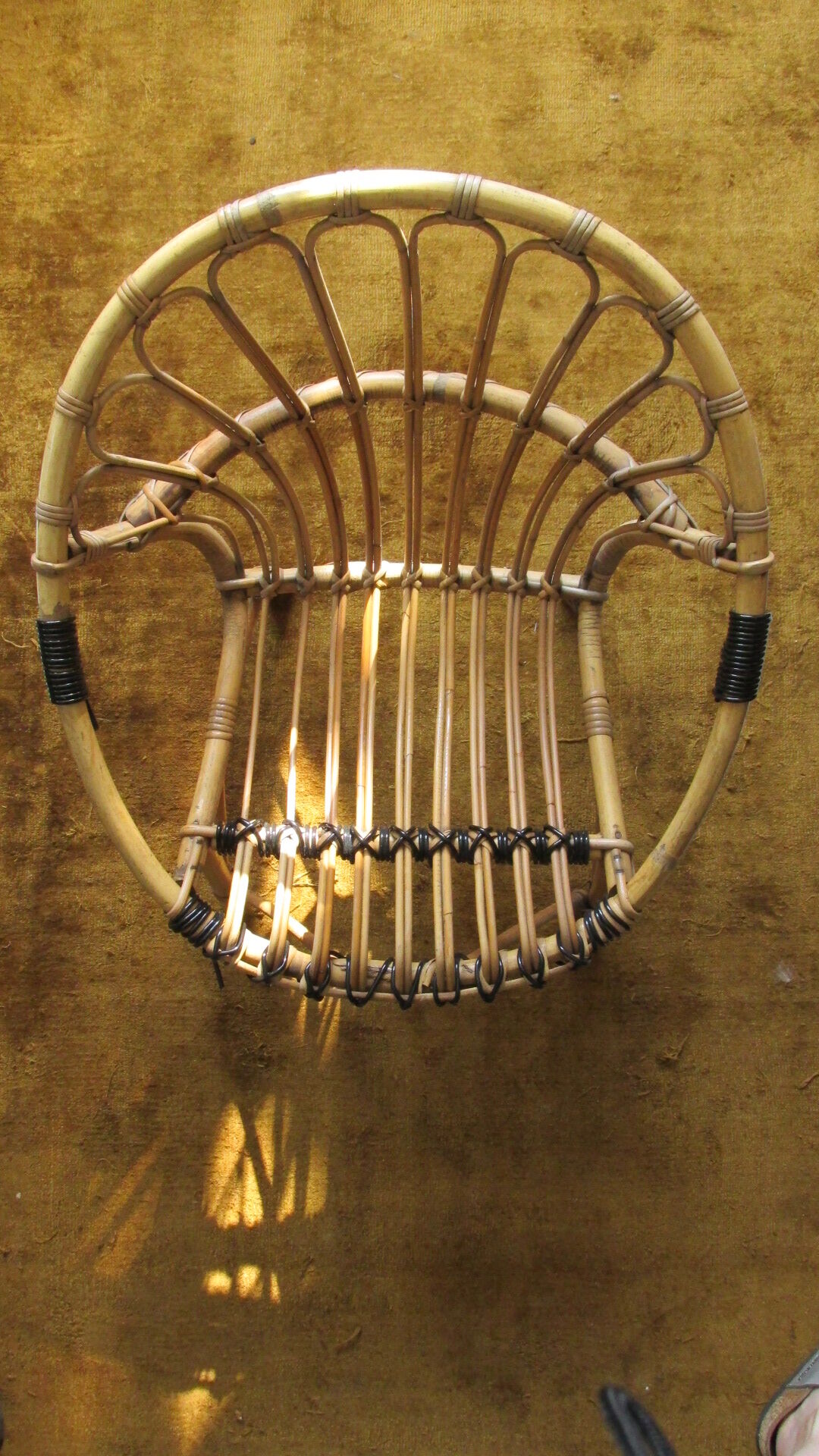 Fauteuil en rotin et scoubidou