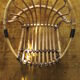 Fauteuil en rotin et scoubidou