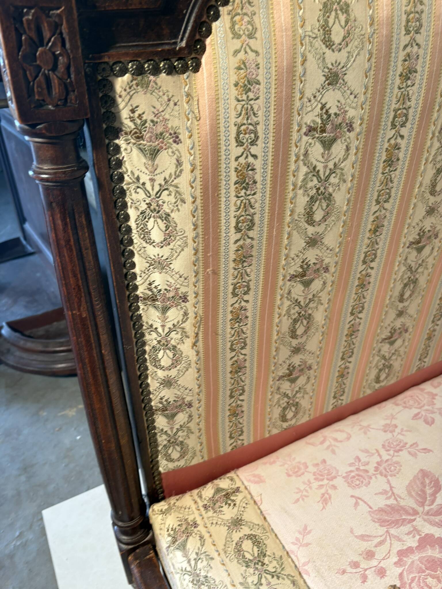 Antique Louis XVI style daybed in carved wood and patterned fabric